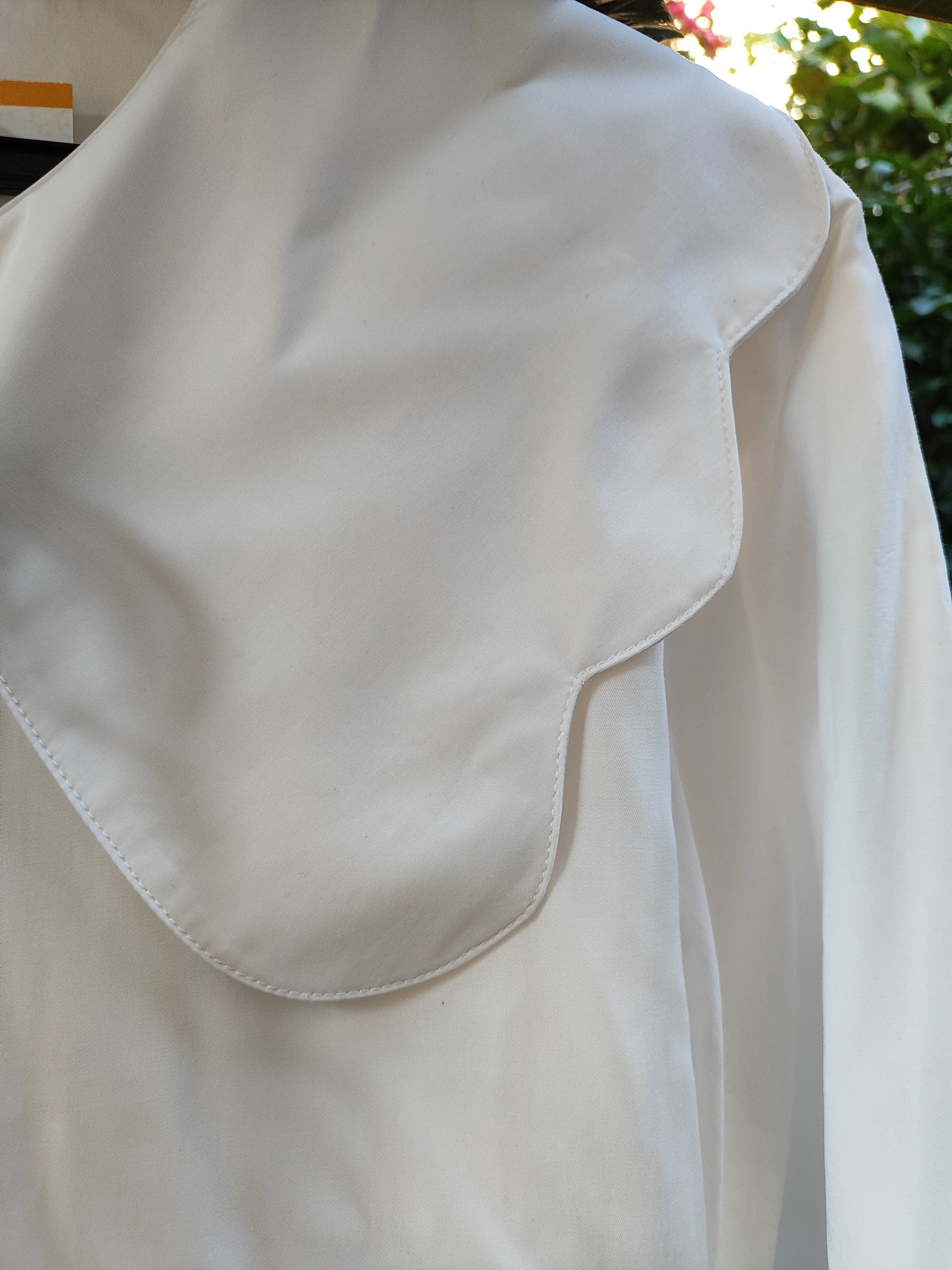 חולצה לבנה וסרטים שחורים סוגרים - Image 5 by Tiago