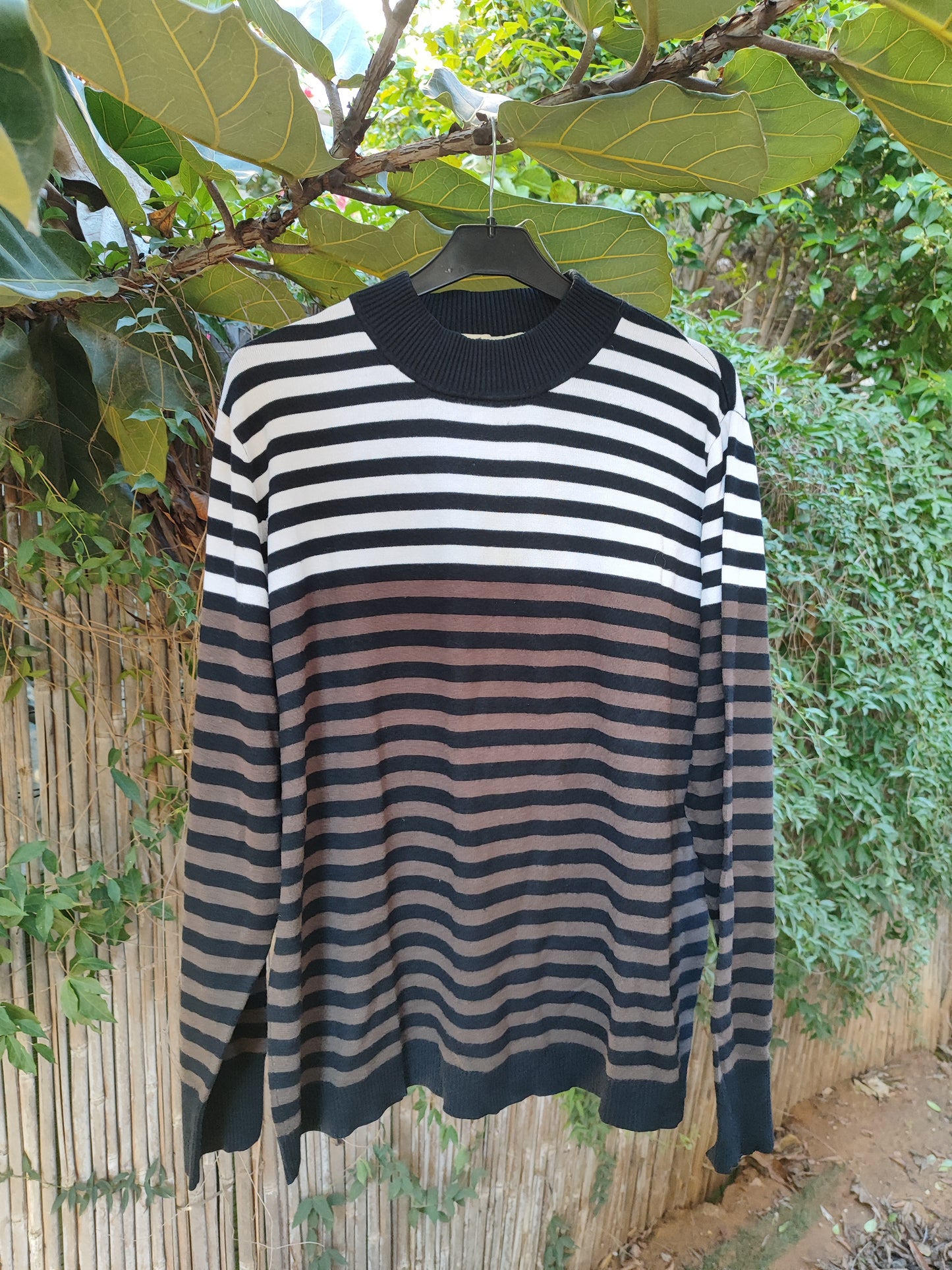 חולצת סריג פסים חום לבן שחור  - Image 3 by Crazy Line