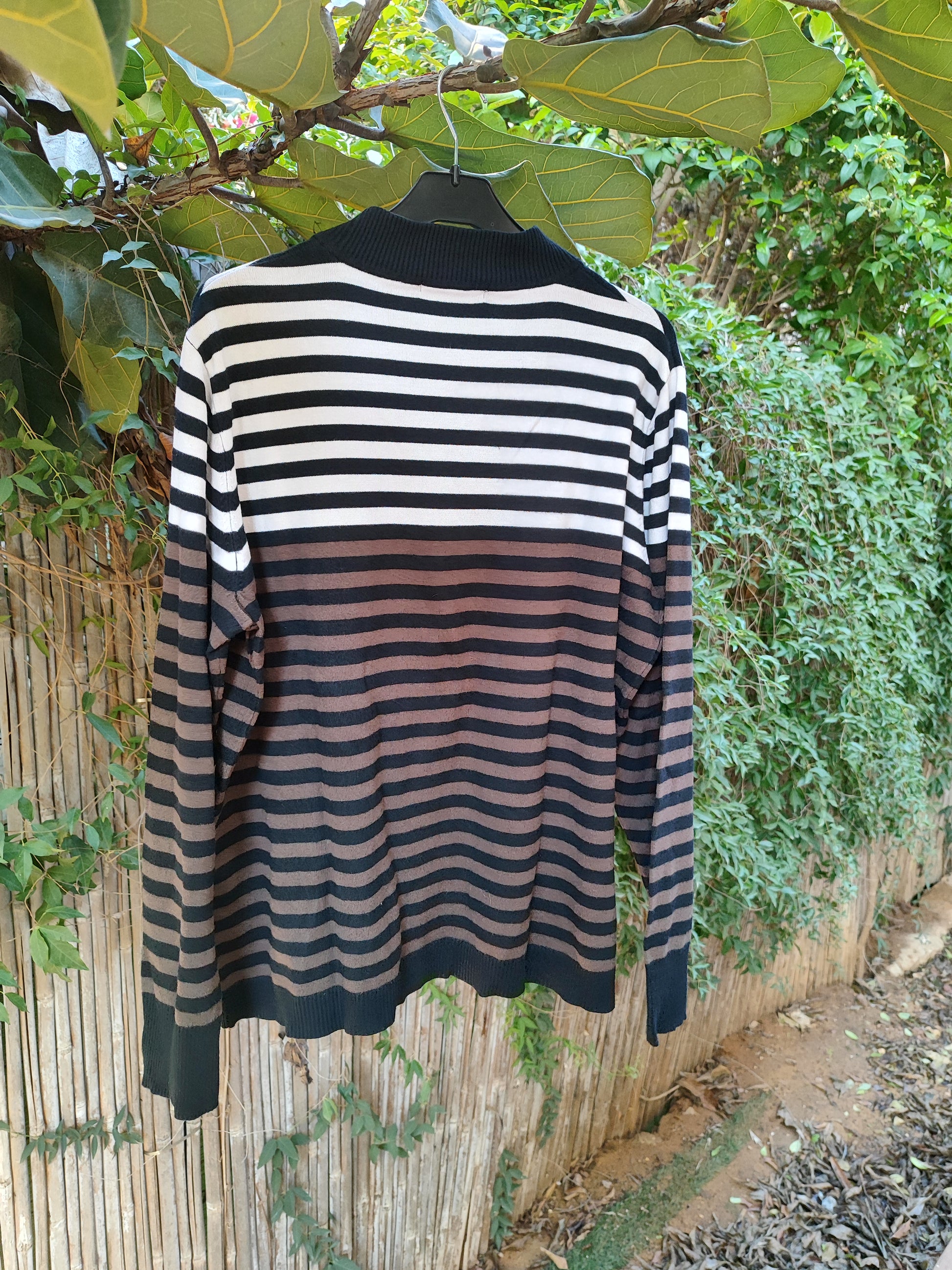 חולצת סריג פסים חום לבן שחור  - Image 4 by Crazy Line