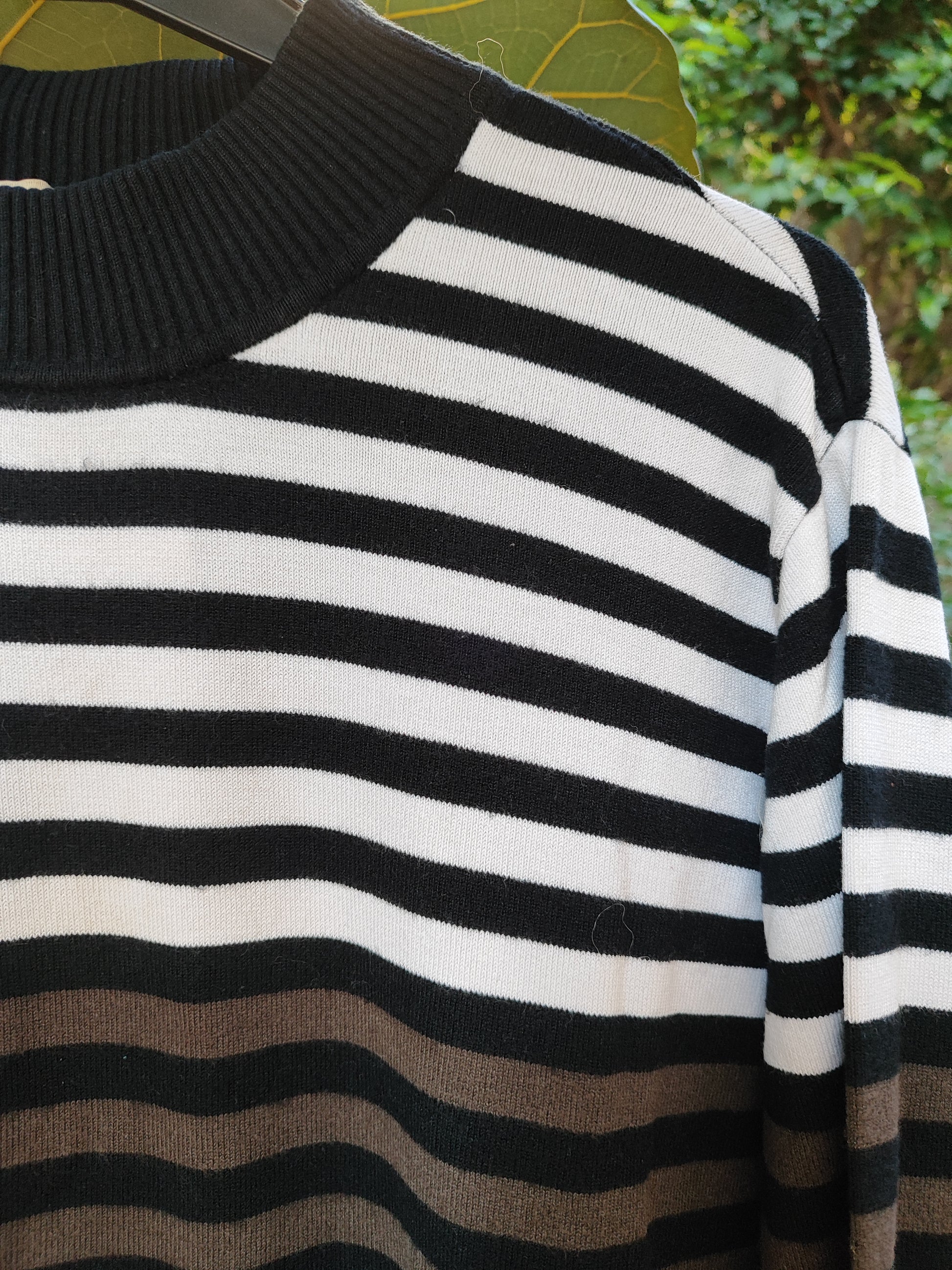 חולצת סריג פסים חום לבן שחור  - Image 5 by Crazy Line