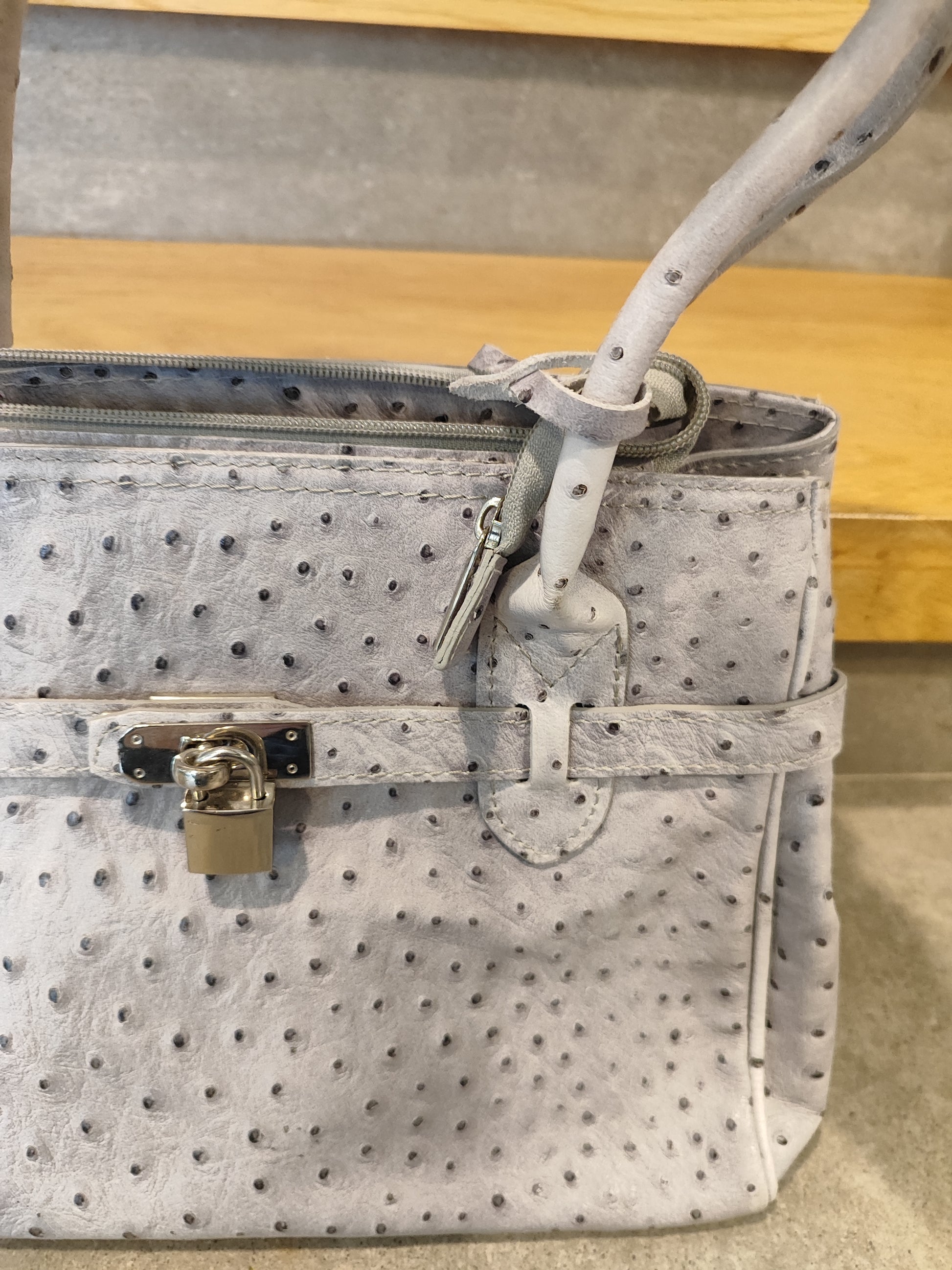 תיק עור יען אפור במראה אופנתי - Image 4