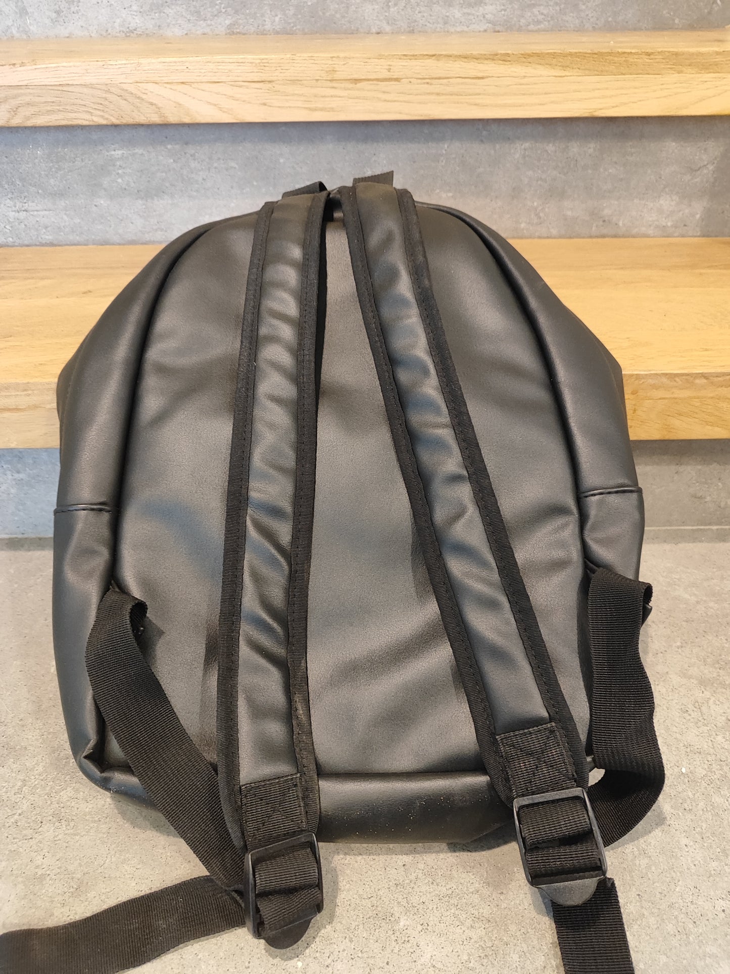 תיק גב שחור דמוי עור קלאסי - Image 3