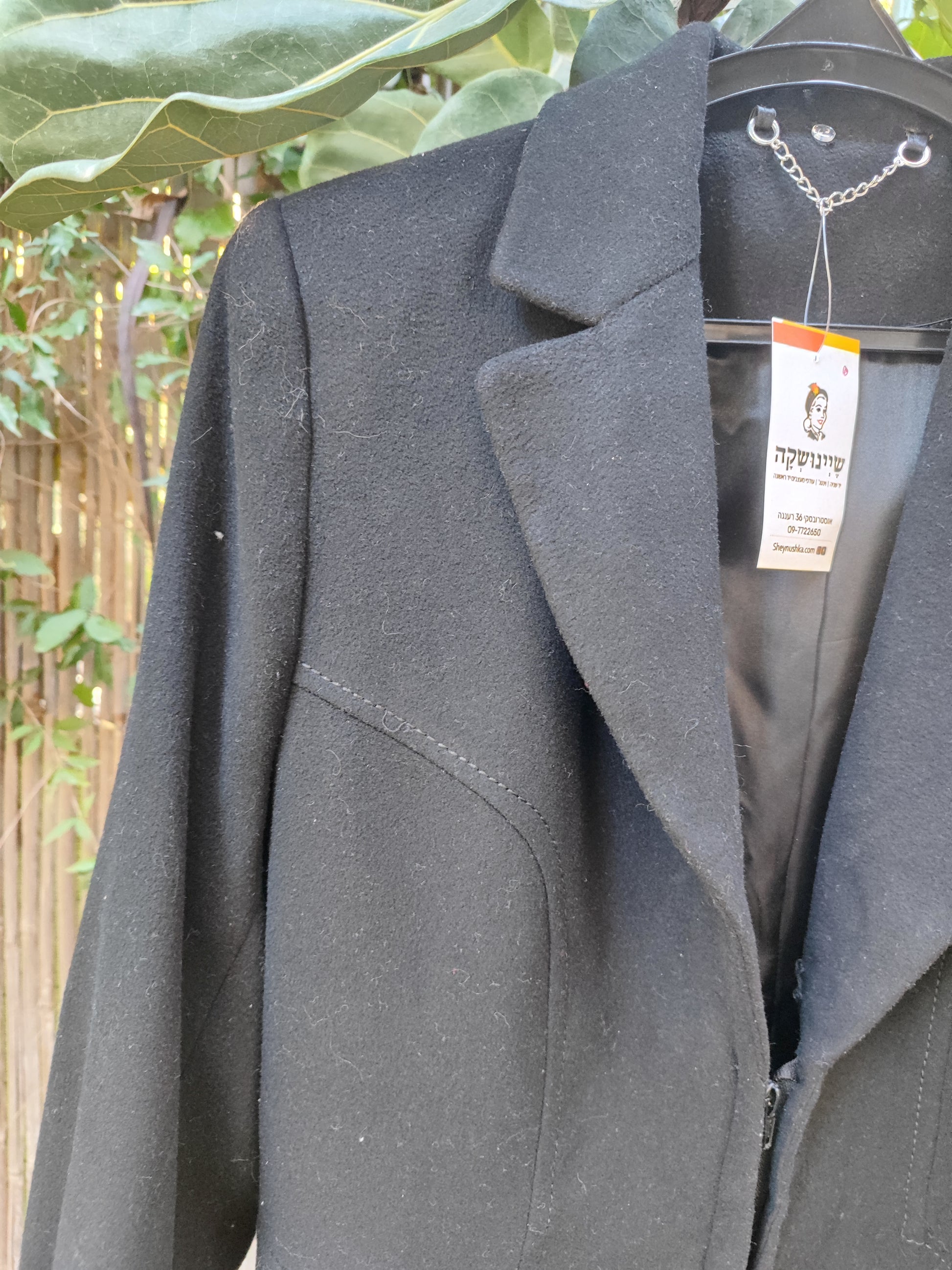 מעיל שחור אלגנטי ישר בתפרים חיצוניים - Image 3