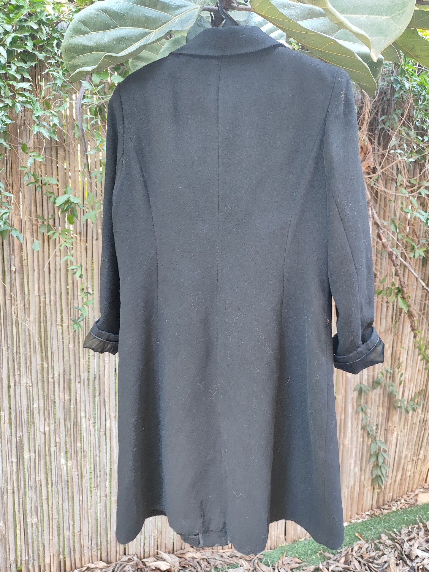 מעיל שחור אלגנטי ישר בתפרים חיצוניים - Image 2