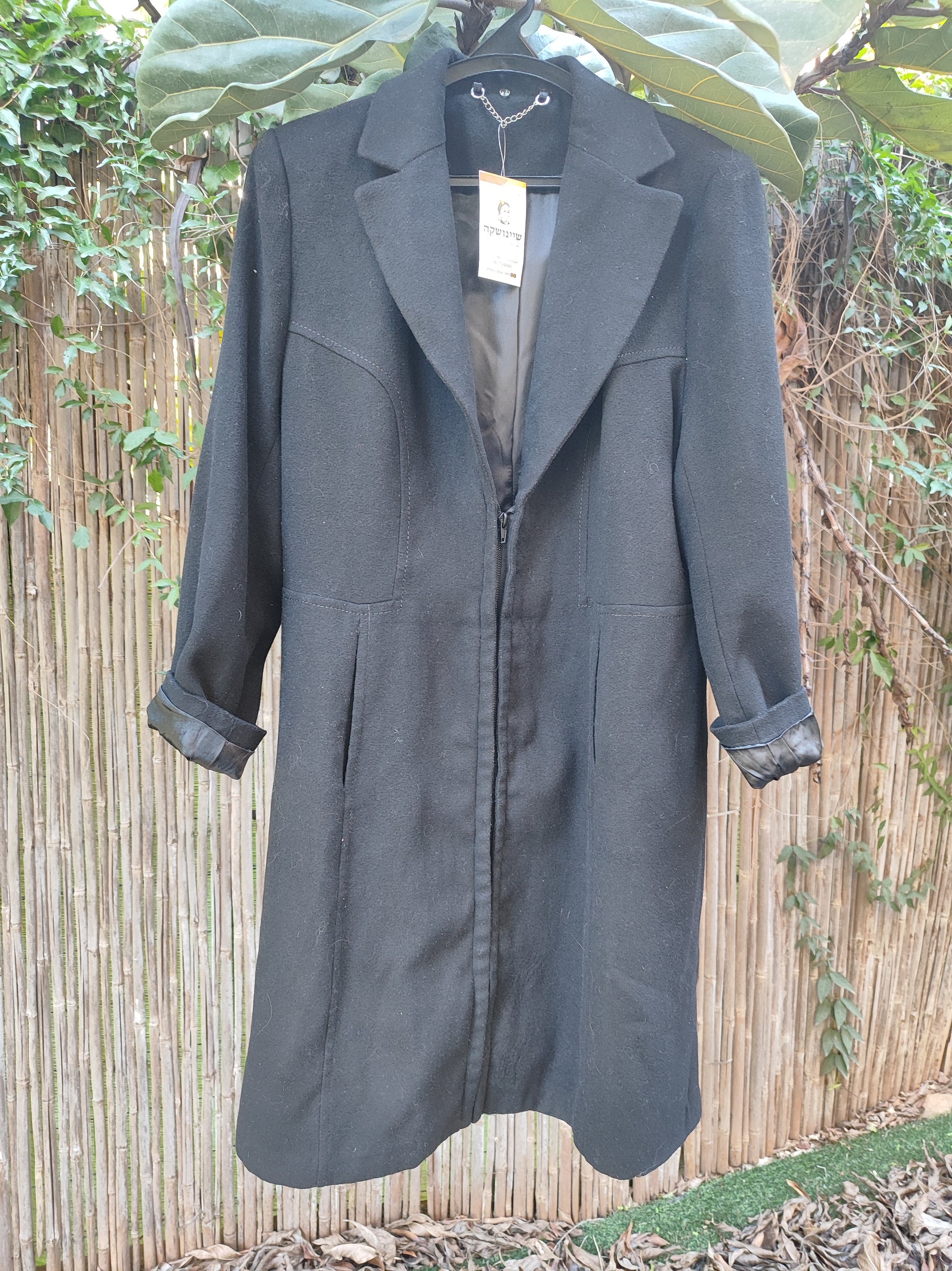 מעיל שחור אלגנטי ישר בתפרים חיצוניים - Image 4