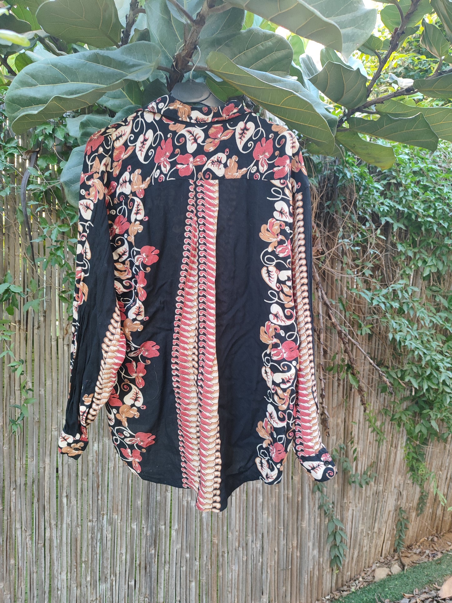 חולצת שחורה מכופתרת וינטג׳ בשורות של צורות - Image 2 by Gigolo