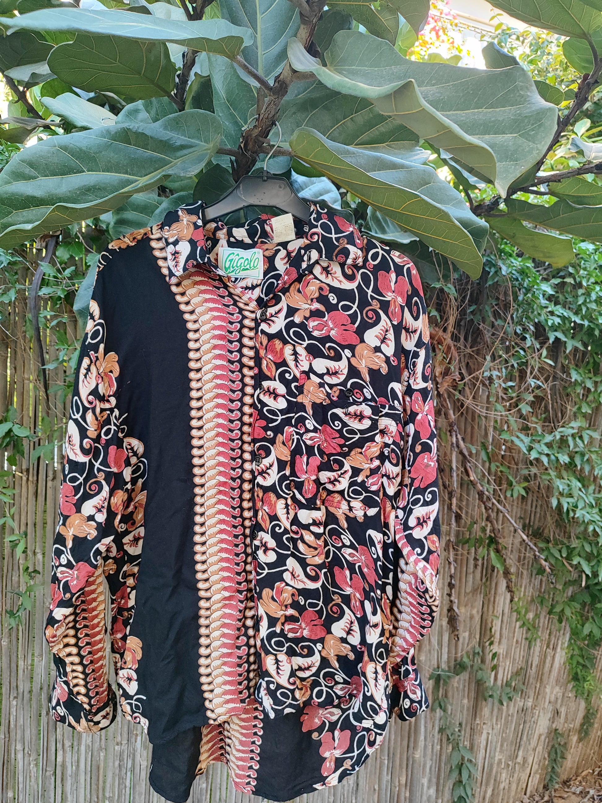 חולצת שחורה מכופתרת וינטג׳ בשורות של צורות by Gigolo - Size L