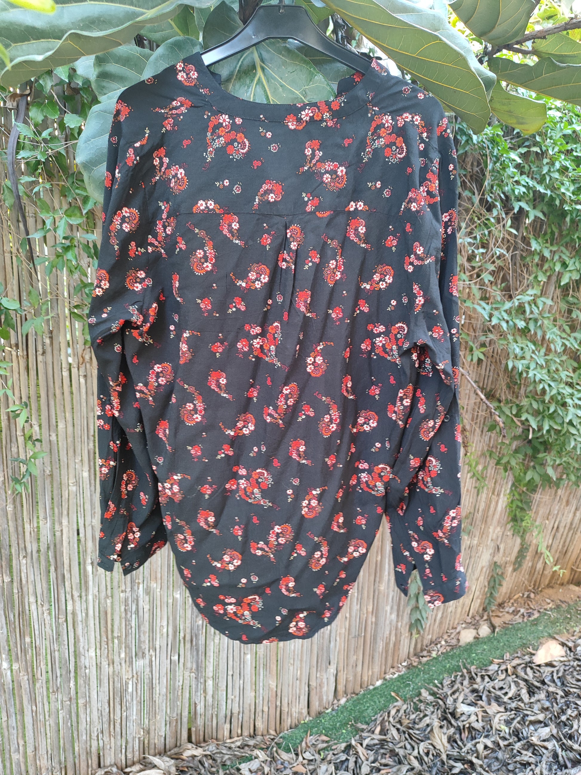 חולצה שחורה בפרחים מפוזרים  - Image 2 by Golf