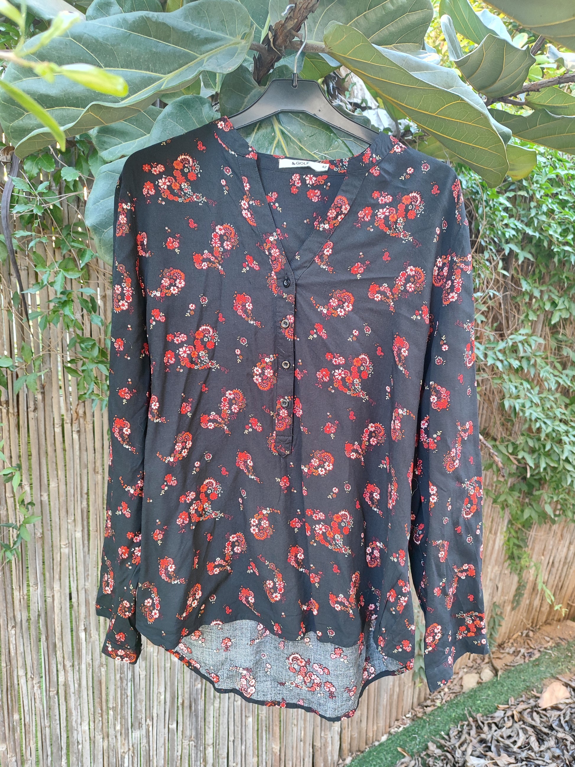 חולצה שחורה בפרחים מפוזרים  - Image 3 by Golf