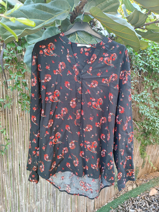 חולצה שחורה בפרחים מפוזרים  - Image 3 by Golf