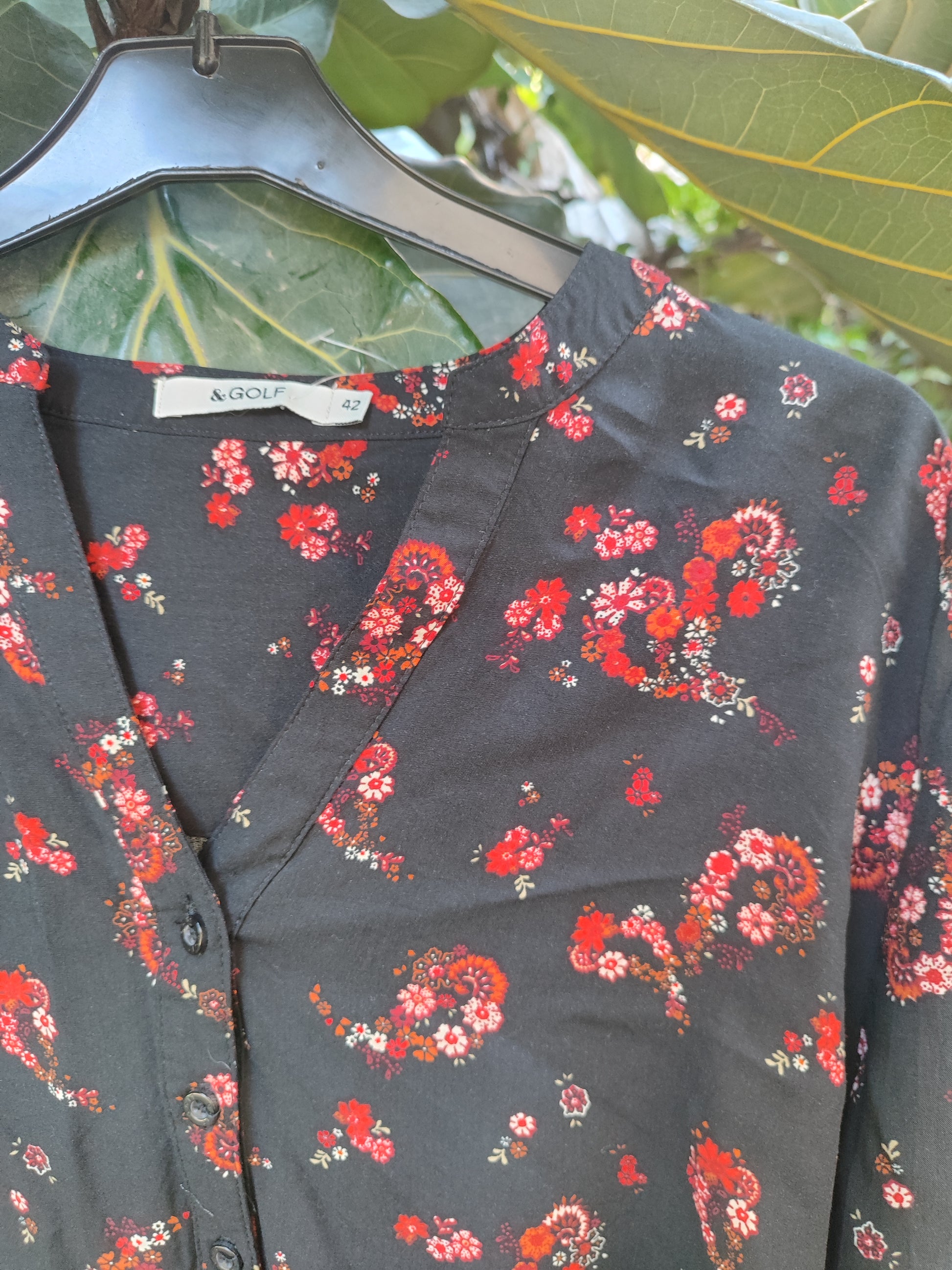 חולצה שחורה בפרחים מפוזרים  - Image 4 by Golf