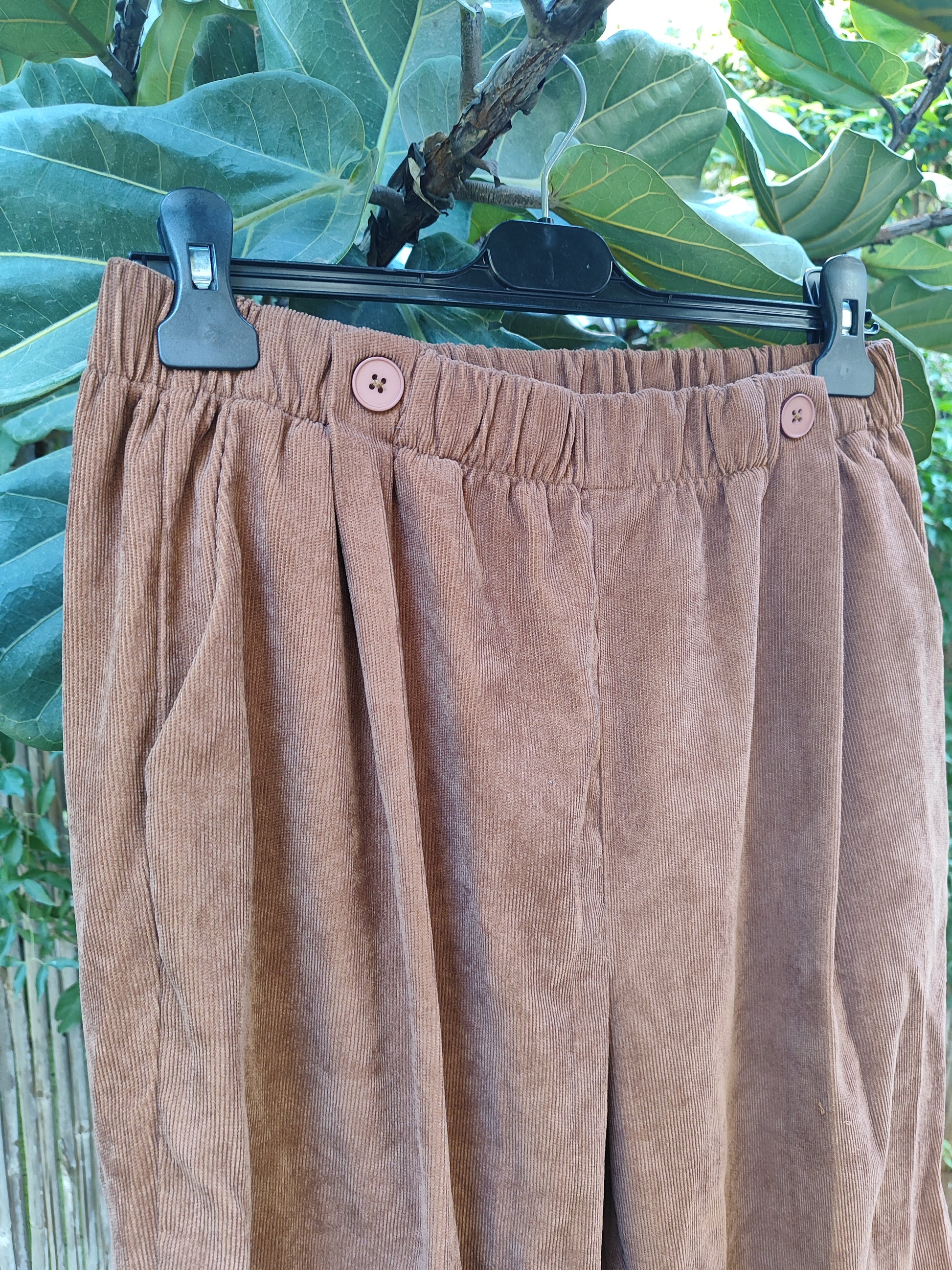 מכנסי קורדרויי חומים נשפכים - Image 4