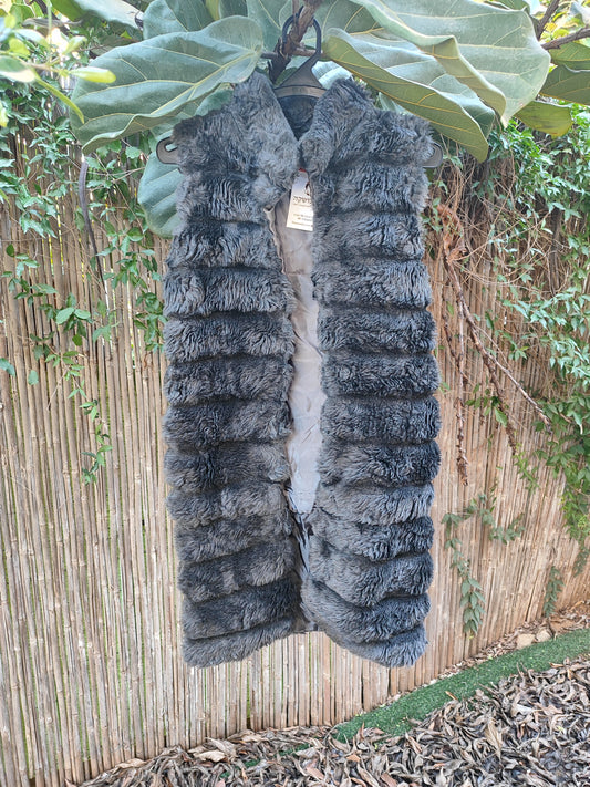 וסט פרוותי מחמם בלב אפור כהה  - Image 2