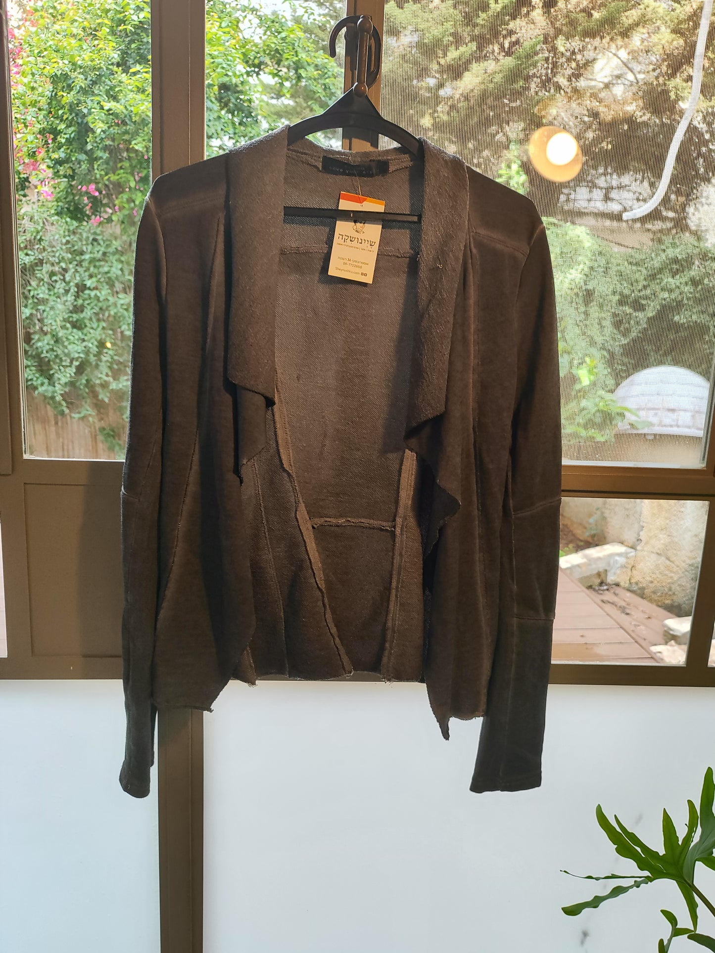 עליונית אפורה מתוקונת ללא סגירה  - Image 7 by Bianco 