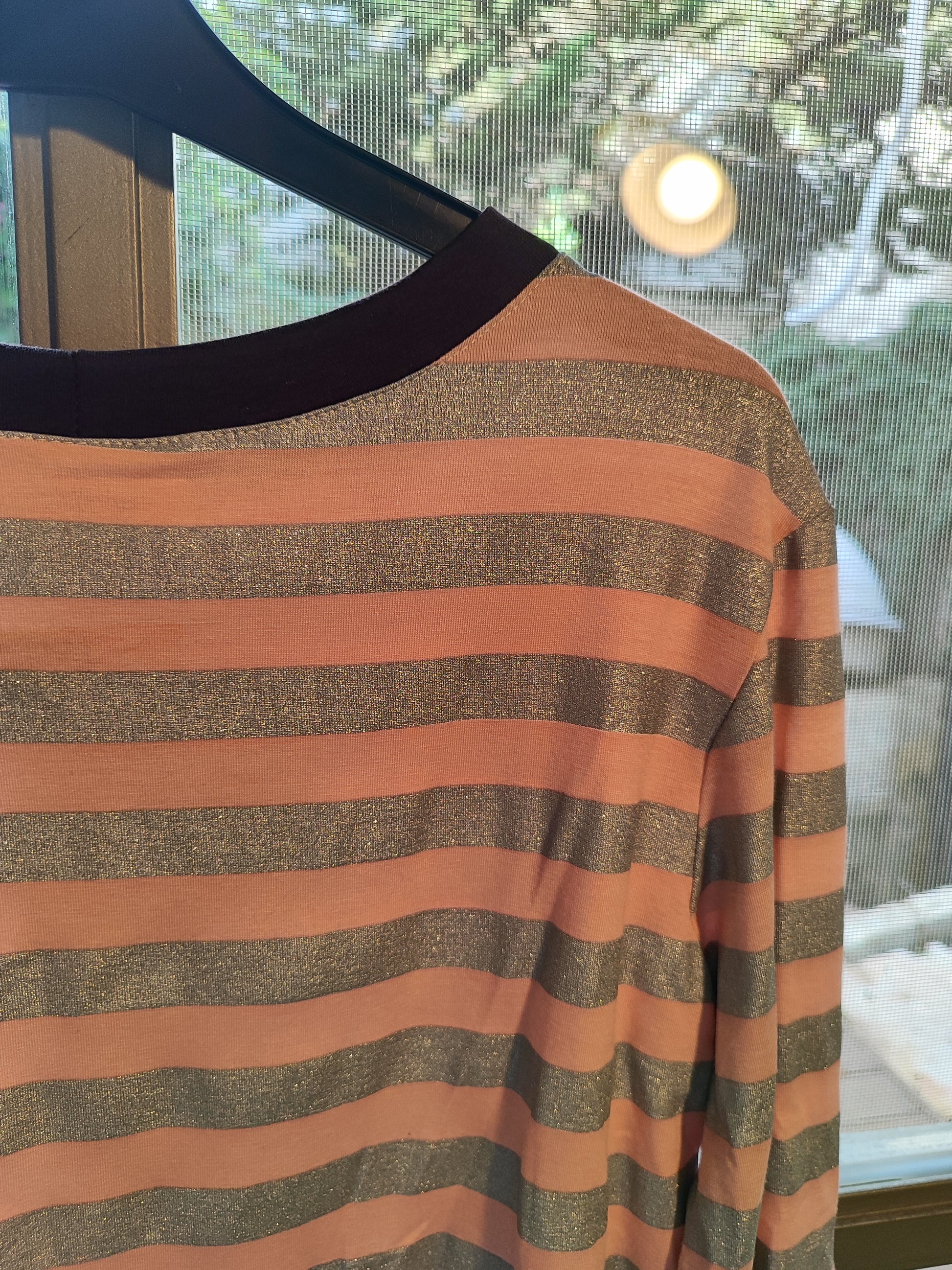 חולצה פסים מנצנצת ורוד אפור  - Image 2 by Galler