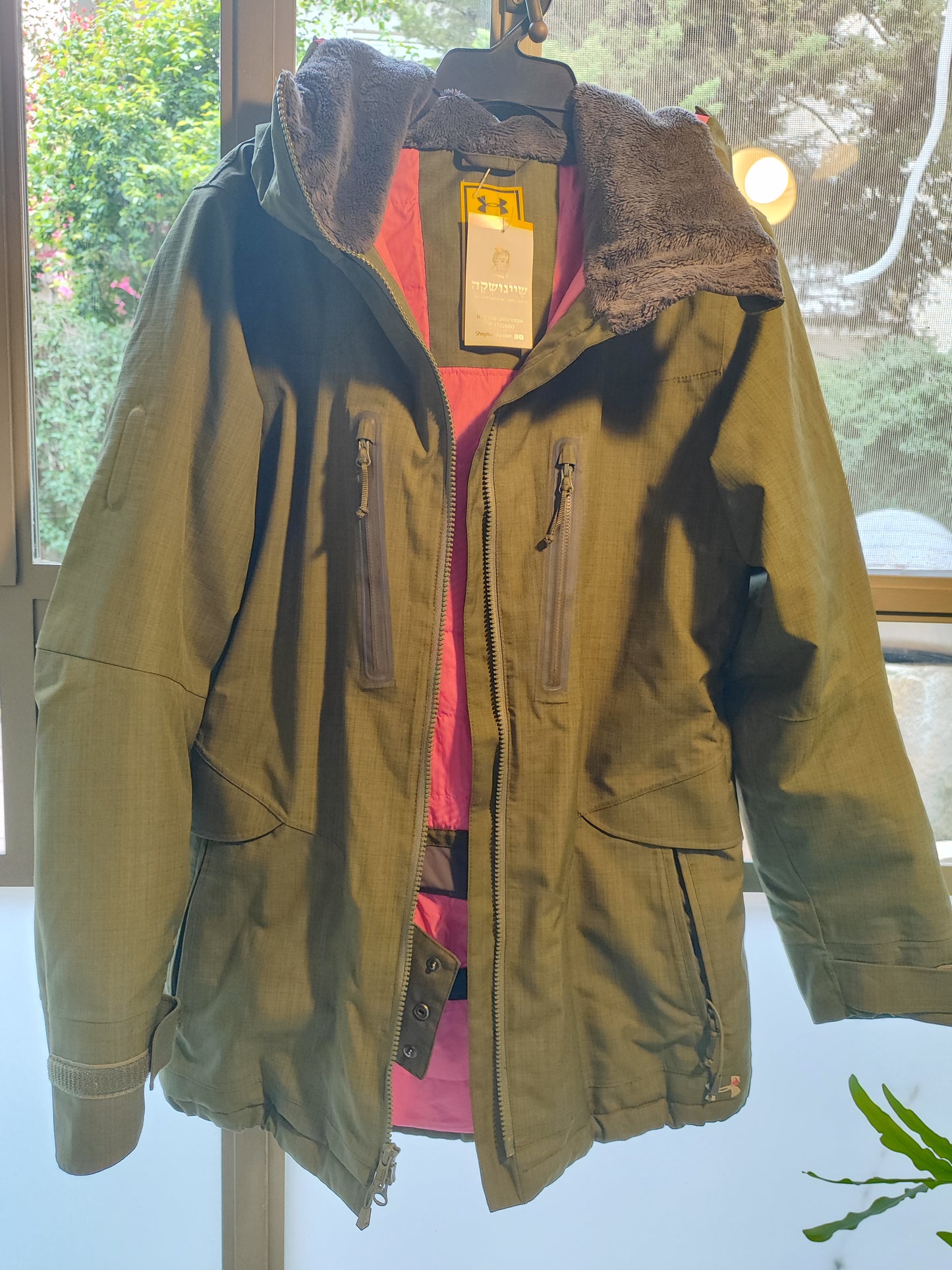 מעיל עבה חאקי ורוד פנימי by Under Armour - Size M-L