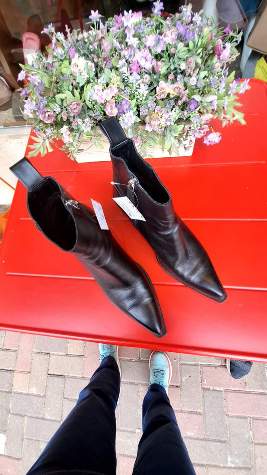 מגפיים שחורים אלגנטיים שפיץ חד  by ZARA - Size 39