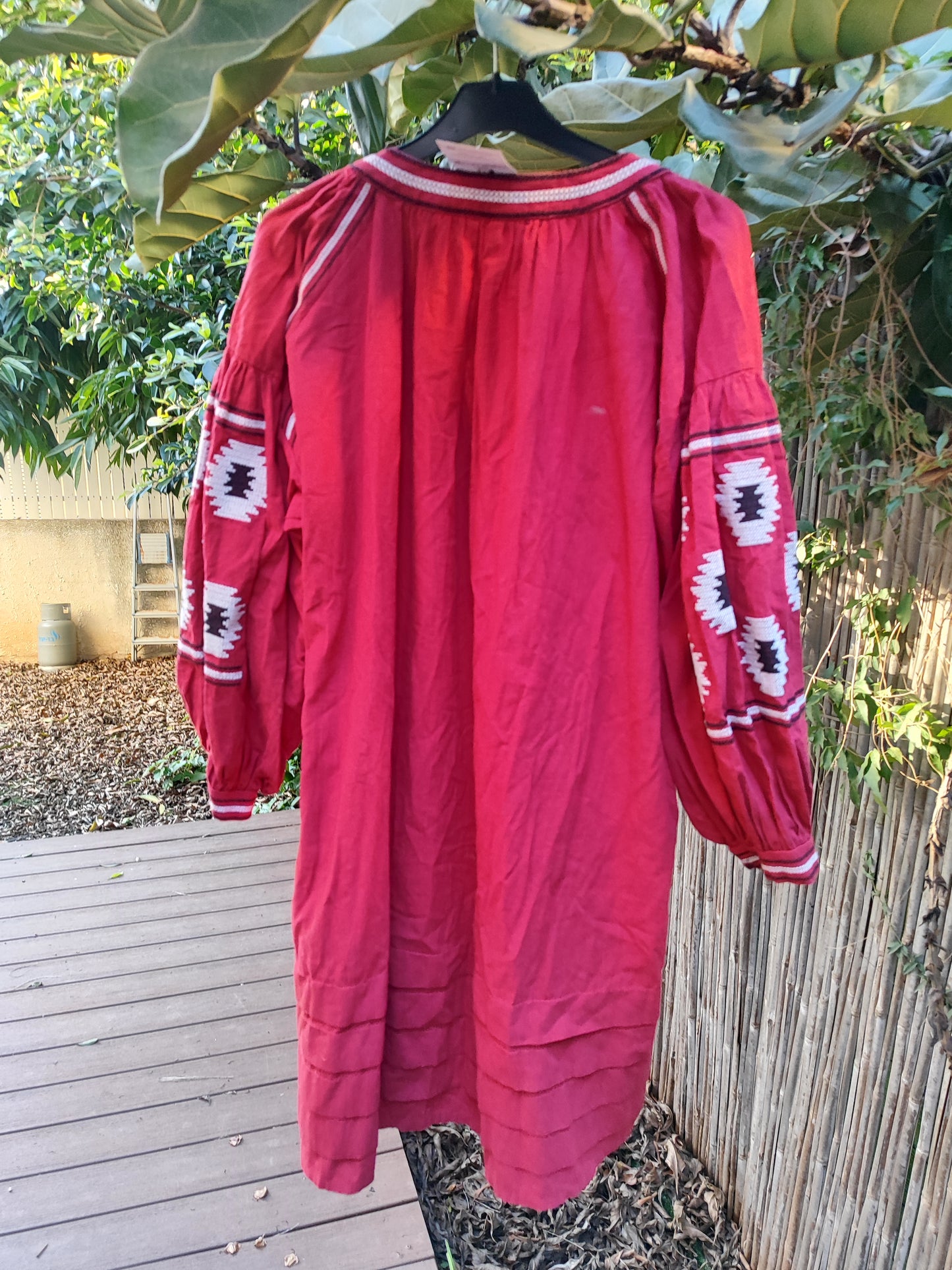 שמלה אדומה רקומה בשחור לבן - Size L