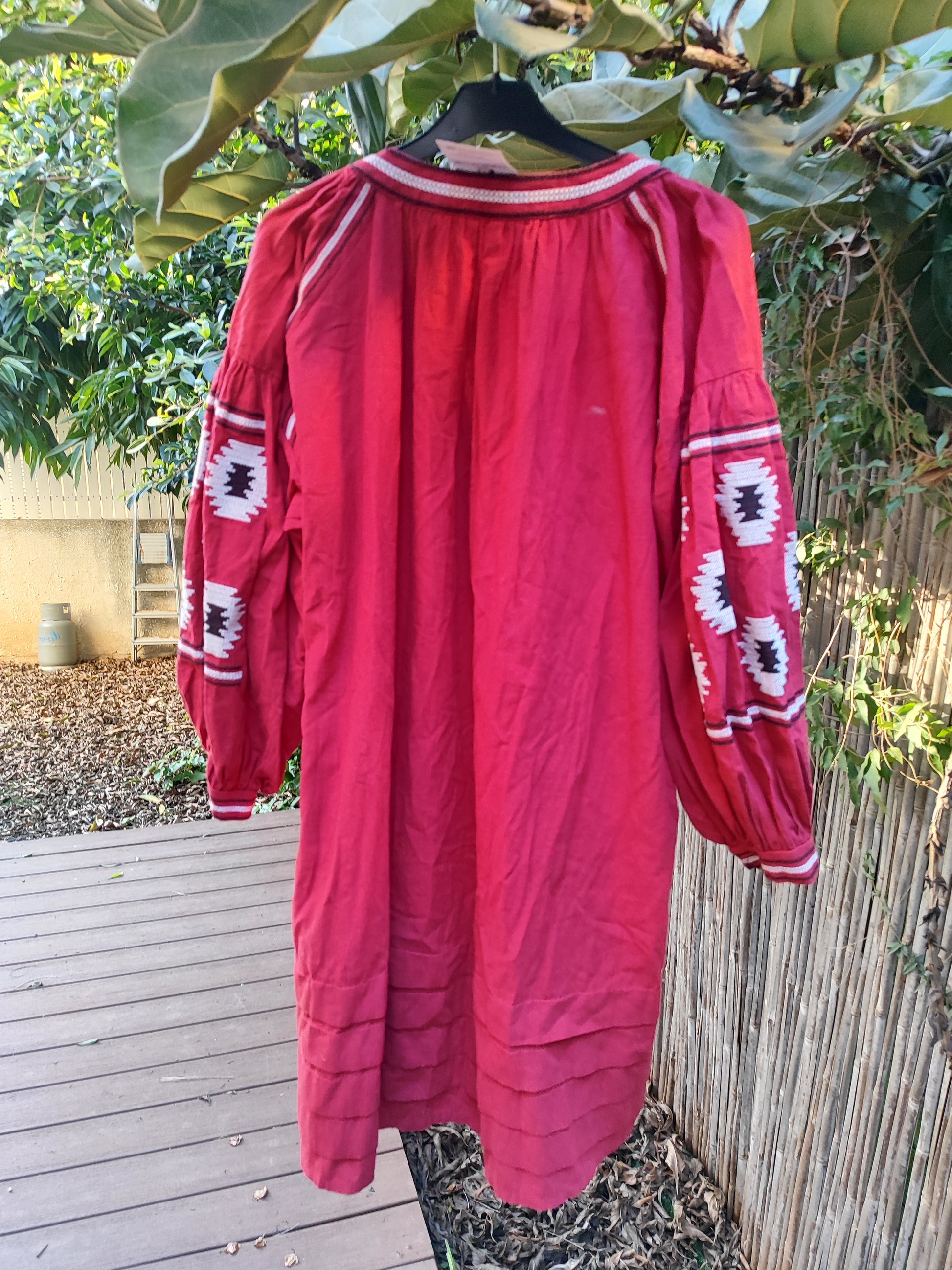 שמלה אדומה רקומה בשחור לבן - Size L