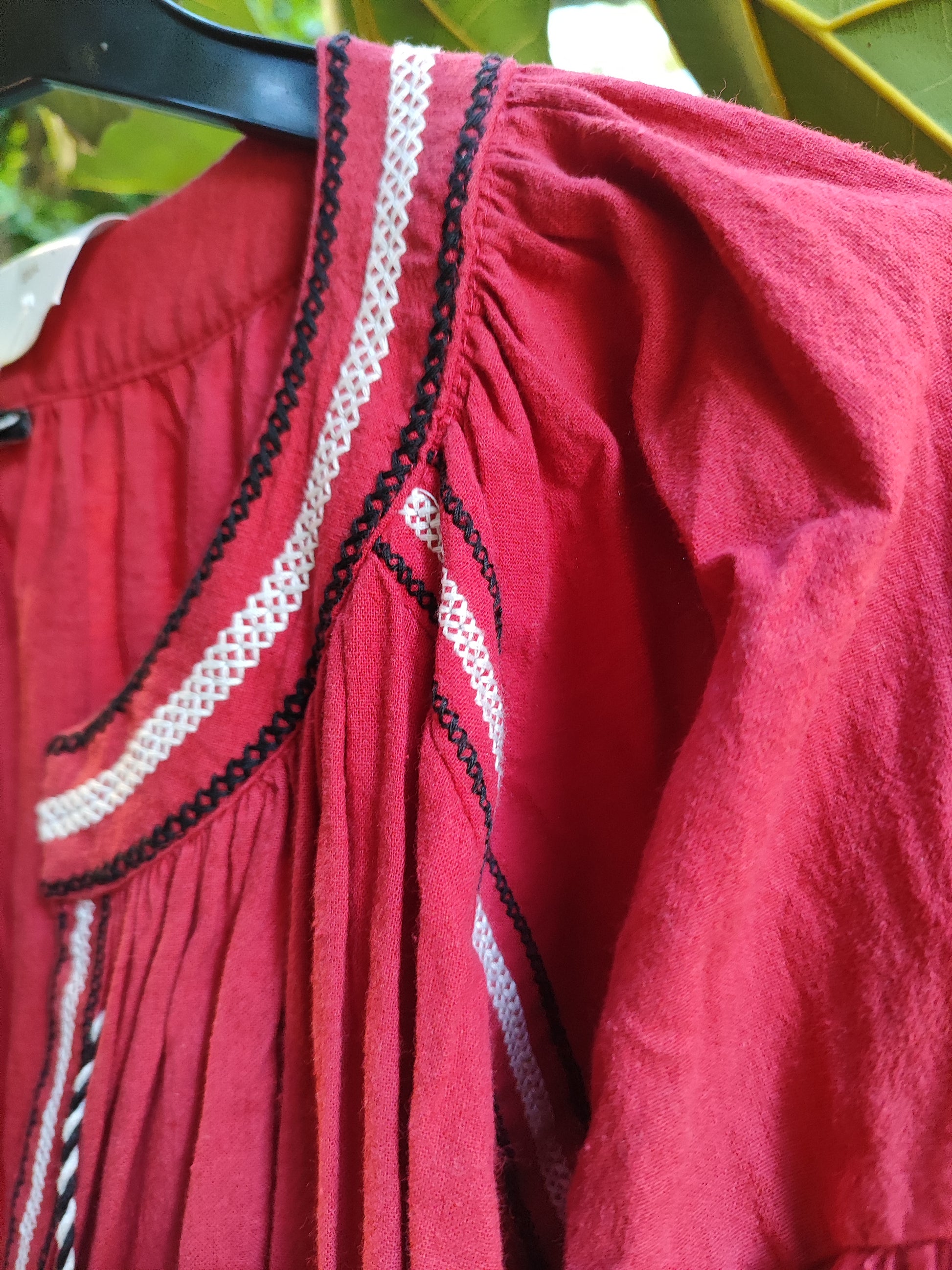 שמלה אדומה רקומה בשחור לבן - Image 2