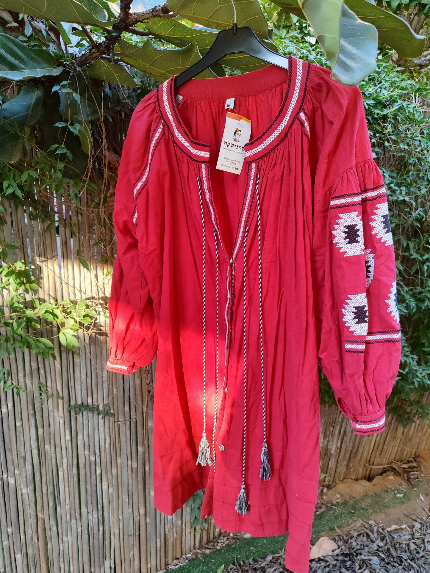 שמלה אדומה רקומה בשחור לבן - Image 3