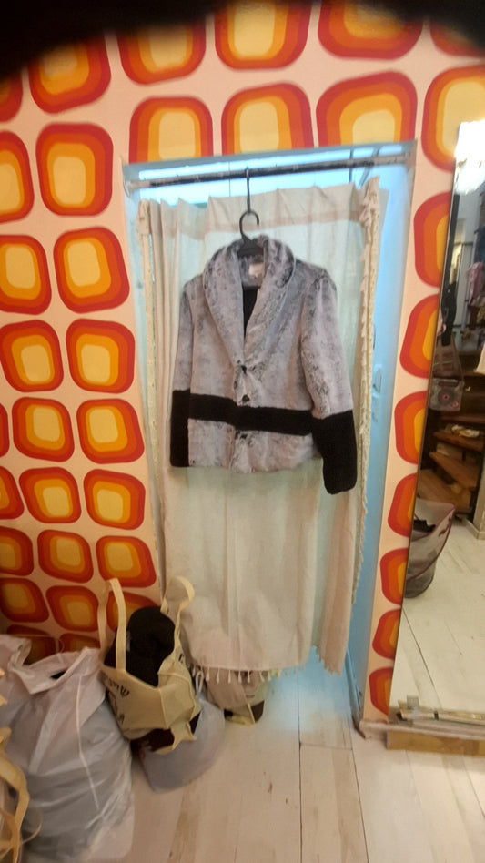 מעיל פרוותי פלפיי אפור-שחור בפס חוצה - Size L