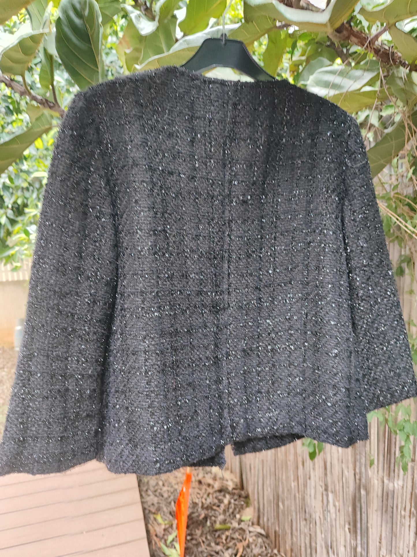 ז'קט שחור מנוצנץ עם סגירת כפתור  - Image 4 by Living Lounge