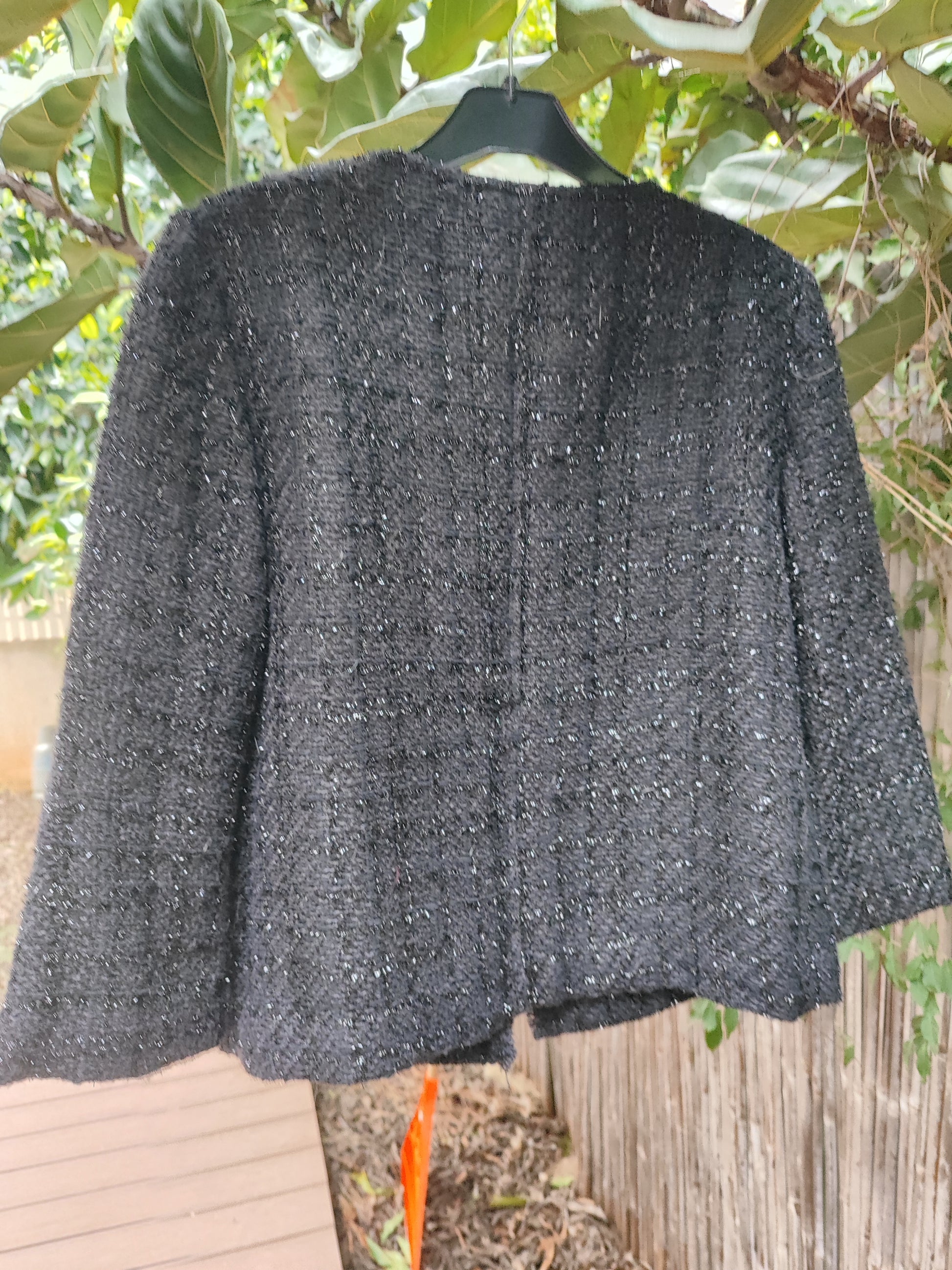 ז'קט שחור מנוצנץ עם סגירת כפתור  - Image 4 by Living Lounge