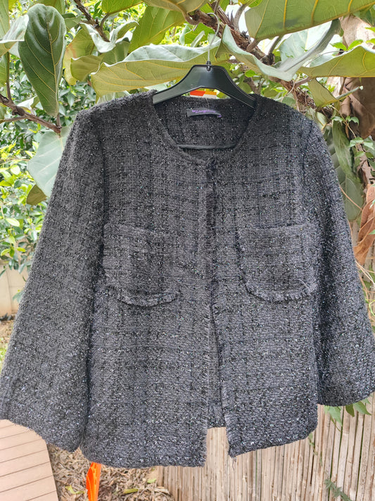 ז'קט שחור מנוצנץ עם סגירת כפתור  - Image 5 by Living Lounge