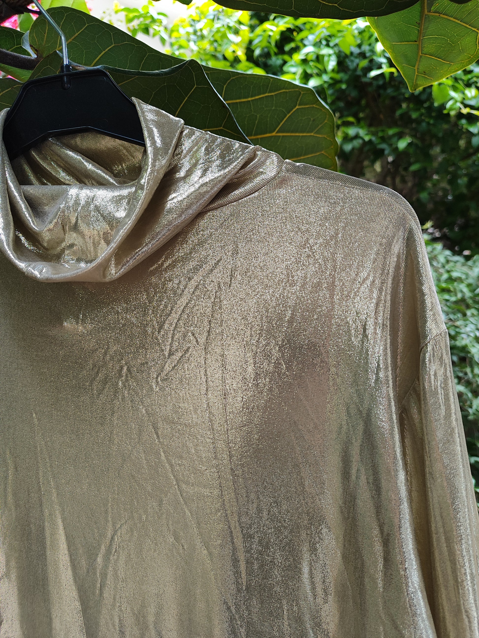 חולצת  גולף דקה מוזהבת מבריקה - Image 2 by H&M