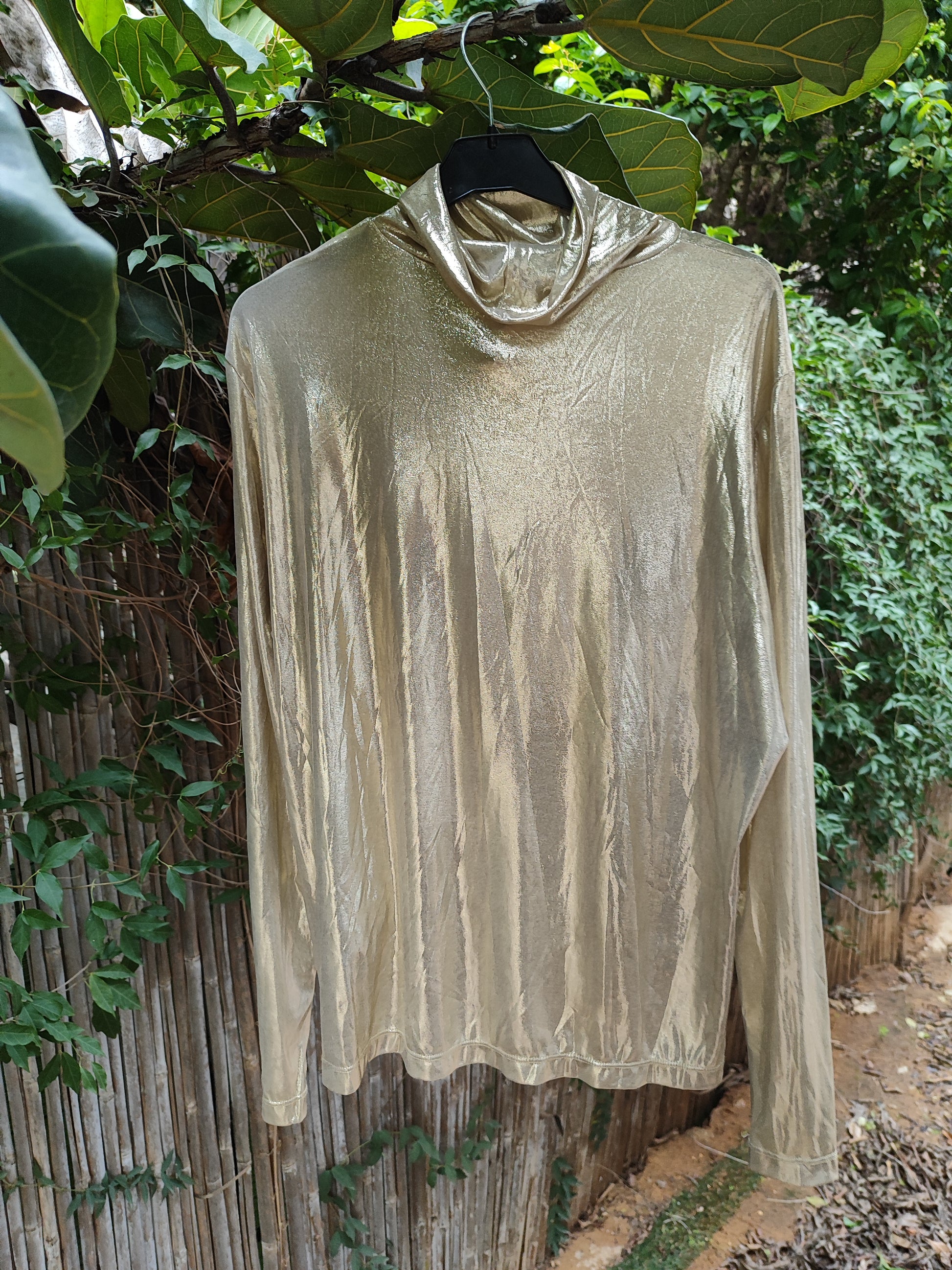 חולצת  גולף דקה מוזהבת מבריקה - Image 3 by H&M