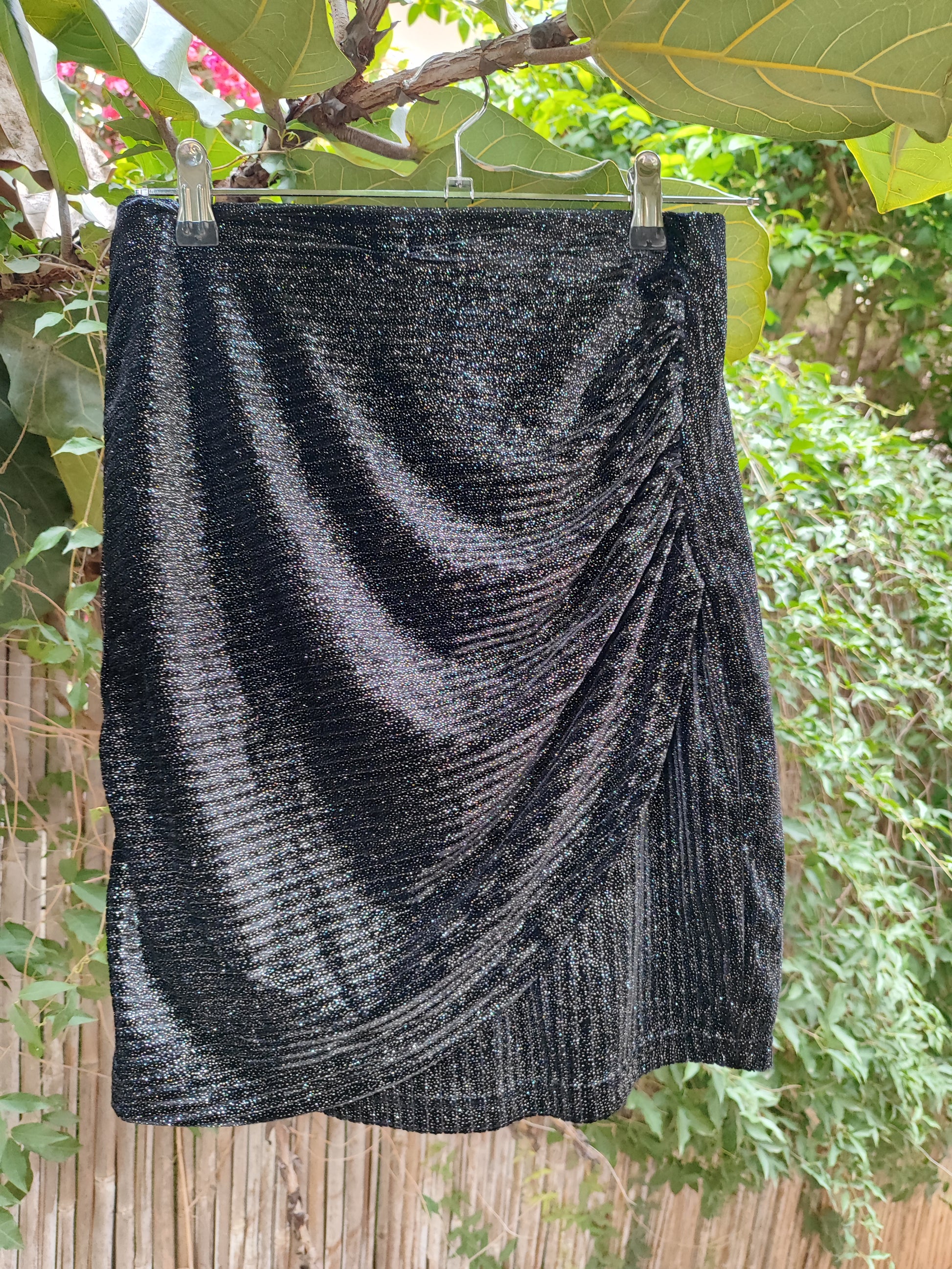 חצאית מיני שחורה מנצנצת בכיווצי צד - Image 3 by TWENTYFOURSEVEN