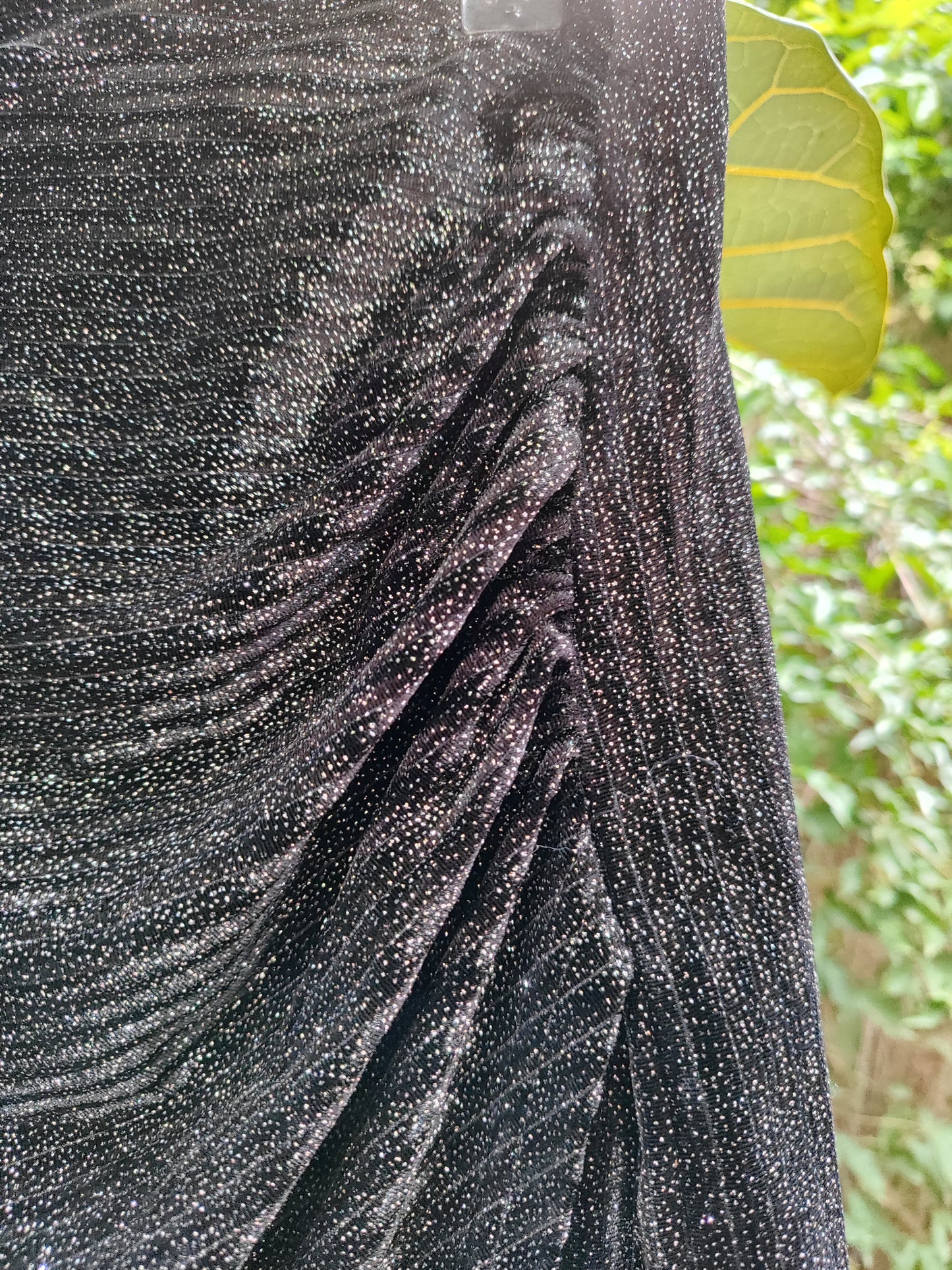 חצאית מיני שחורה מנצנצת בכיווצי צד - Image 4 by TWENTYFOURSEVEN