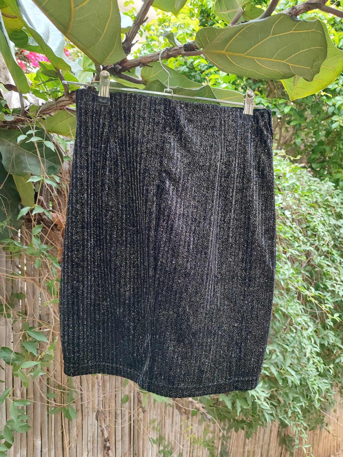 חצאית מיני שחורה מנצנצת בכיווצי צד - Image 5 by TWENTYFOURSEVEN