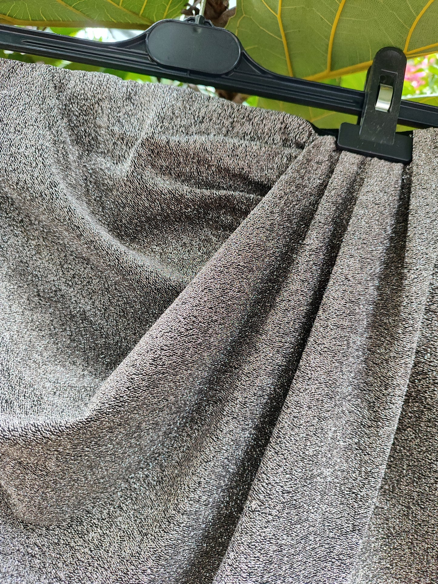 חצאית מיני מטאלית כסופה בכיווצי על  - Image 2 by Oma