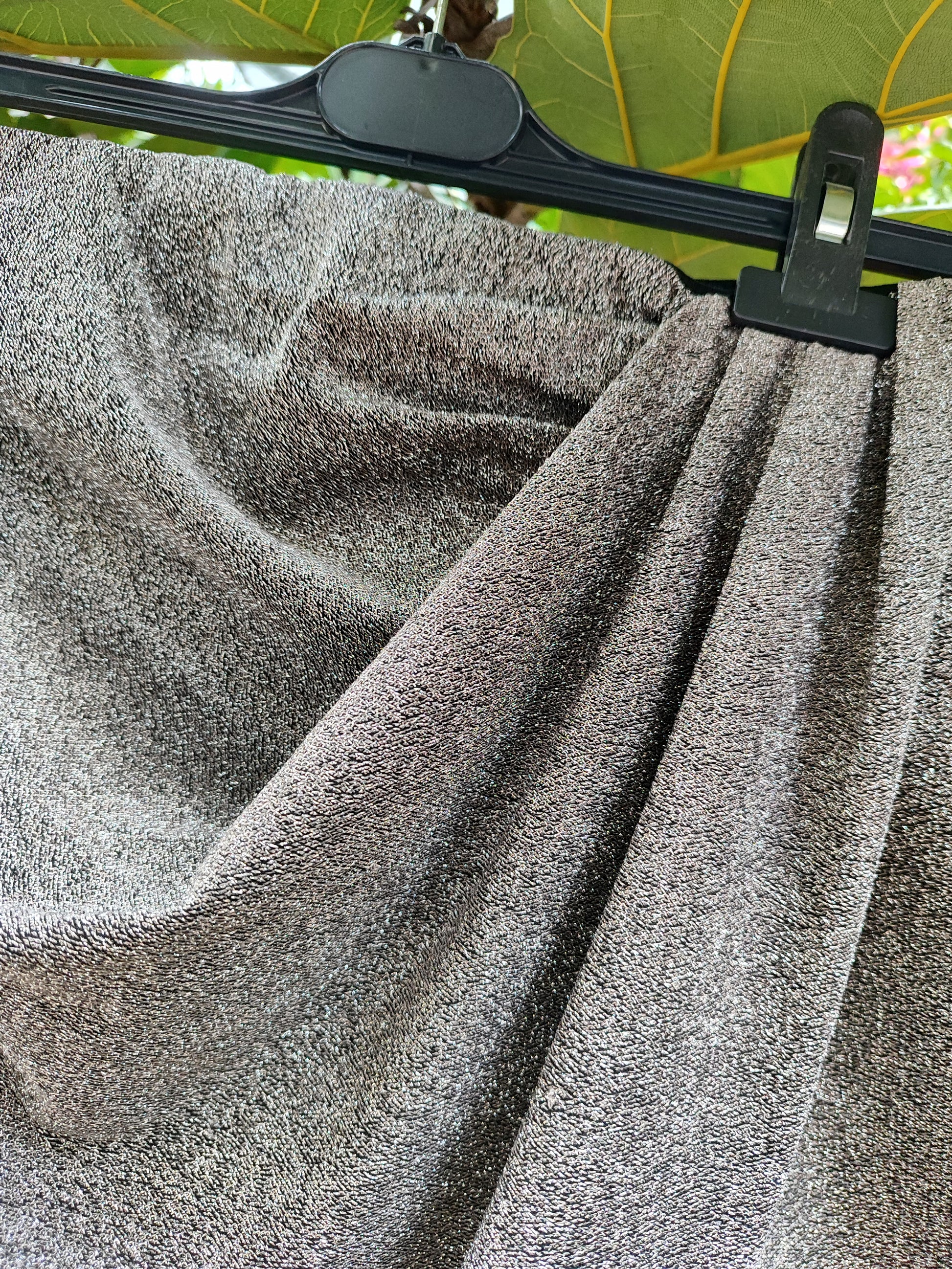 חצאית מיני מטאלית כסופה בכיווצי על  - Image 2 by Oma