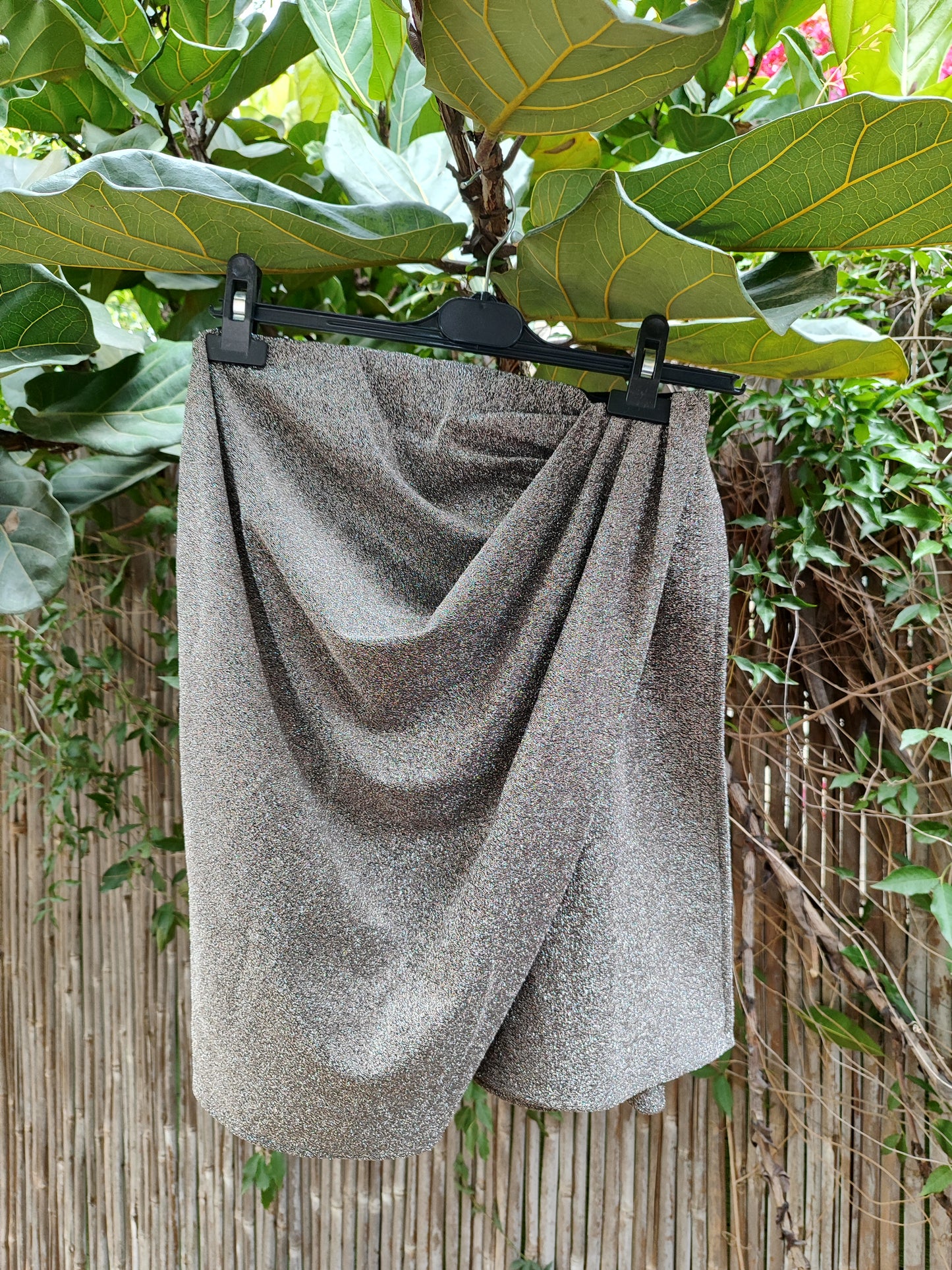 חצאית מיני מטאלית כסופה בכיווצי על  - Image 3 by Oma