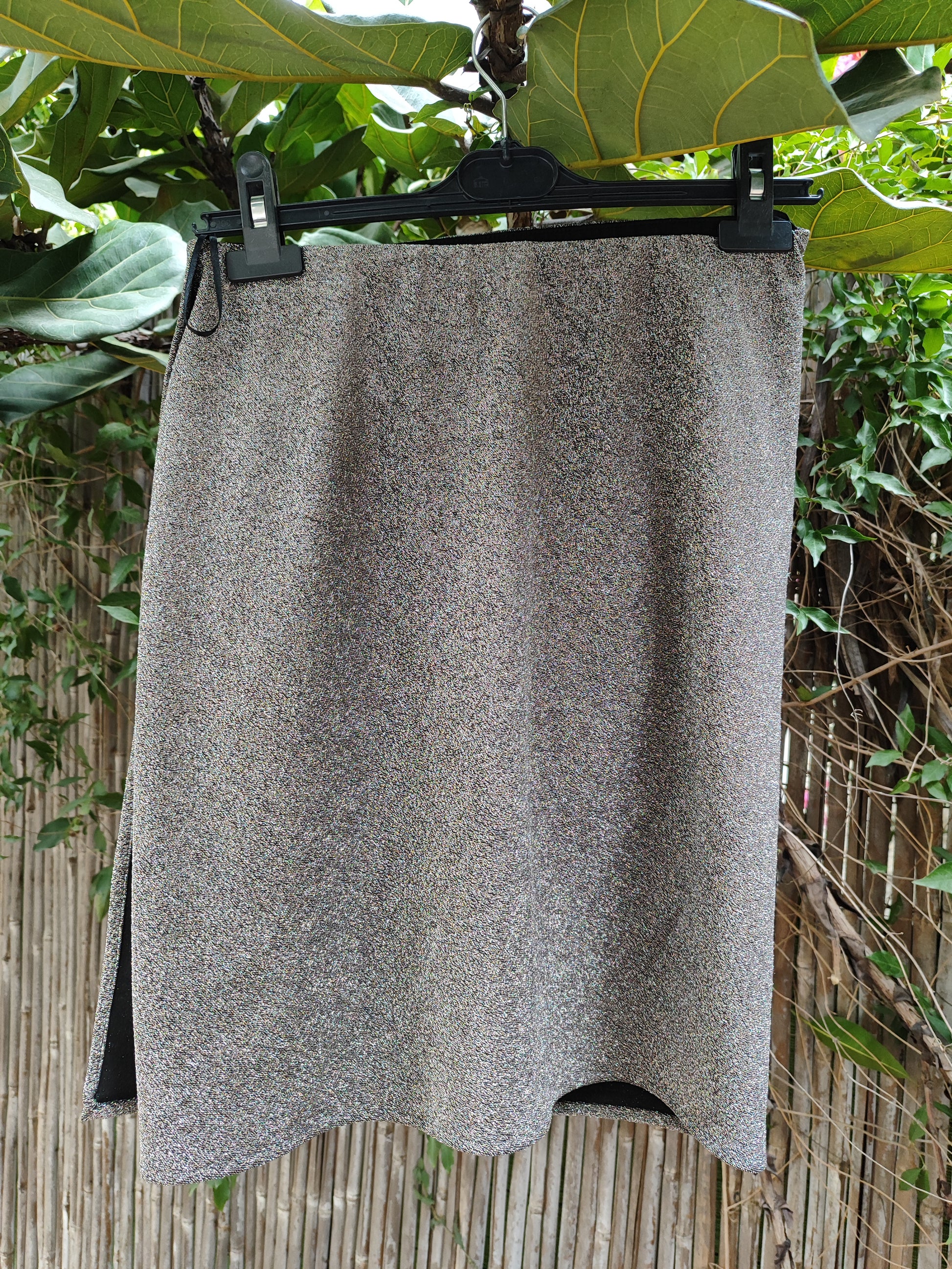 חצאית מיני מטאלית כסופה בכיווצי על  - Image 4 by Oma