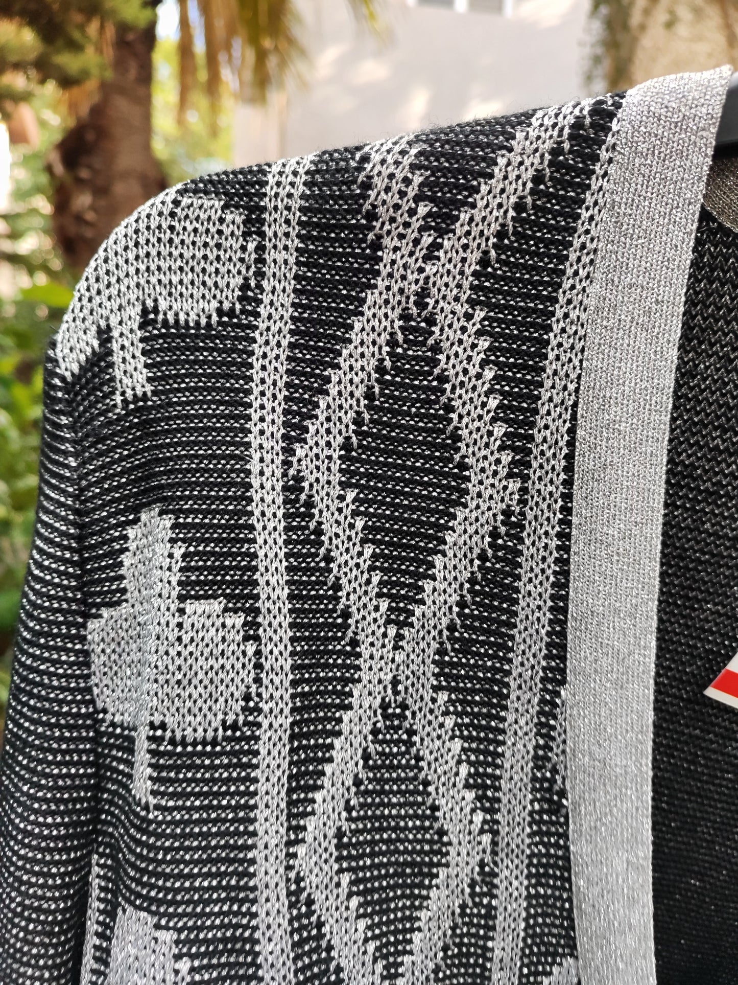 קרדיגן אפור וכסוף ארוך מנצנץ בשורות של צורות - Image 3 by Devernois