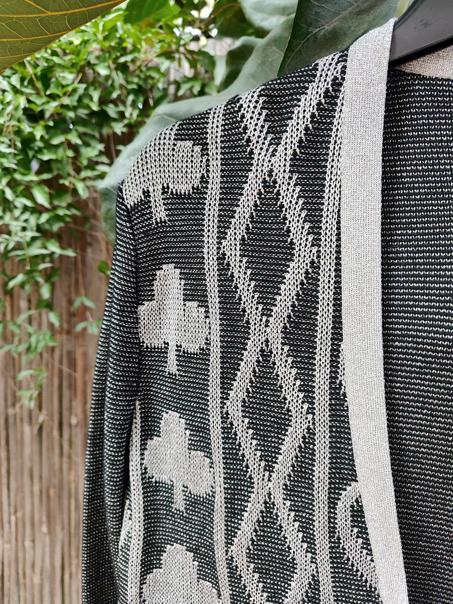 קרדיגן אפור וכסוף ארוך מנצנץ בשורות של צורות - Image 4 by Devernois