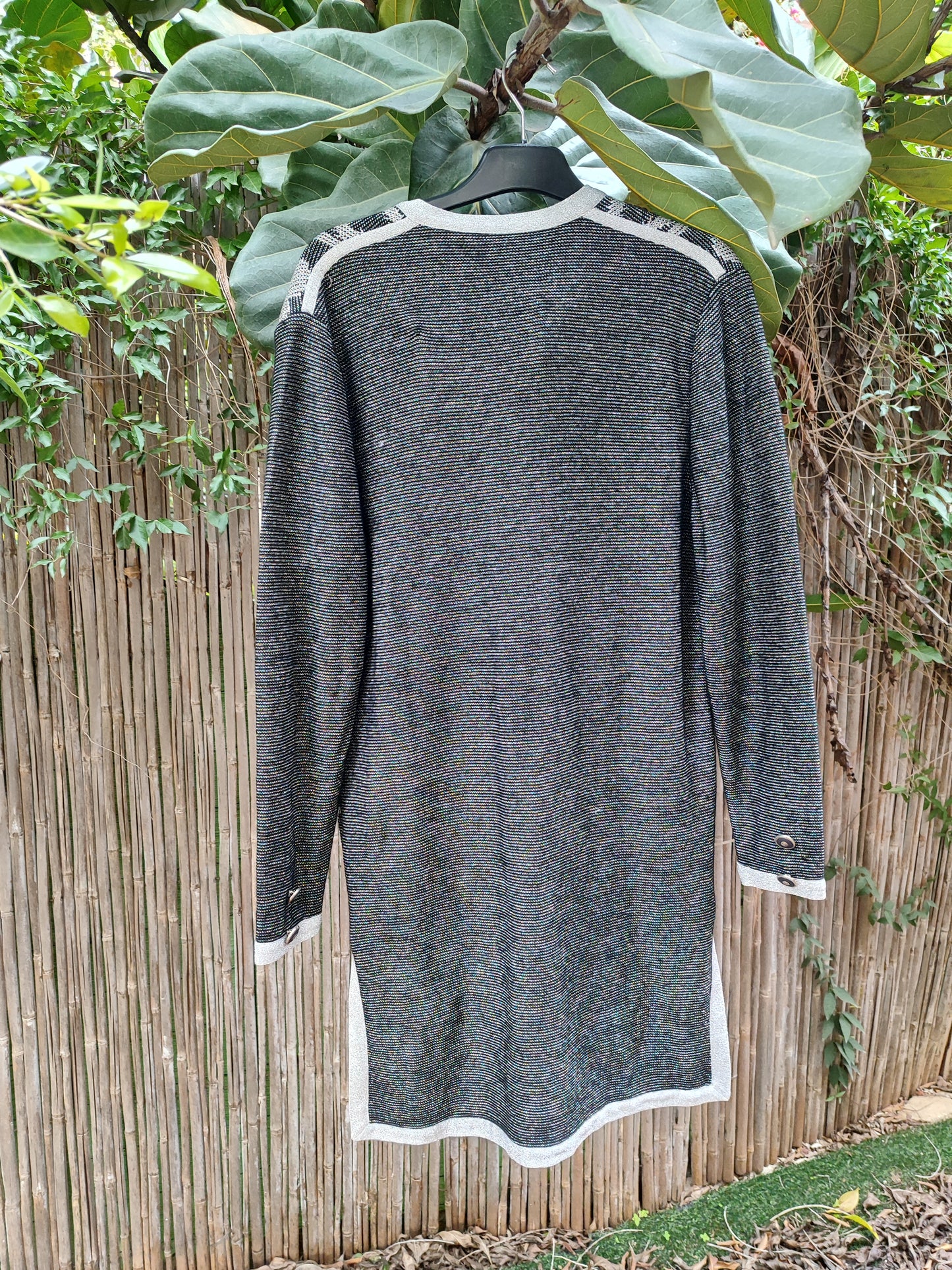 קרדיגן אפור וכסוף ארוך מנצנץ בשורות של צורות - Image 5 by Devernois