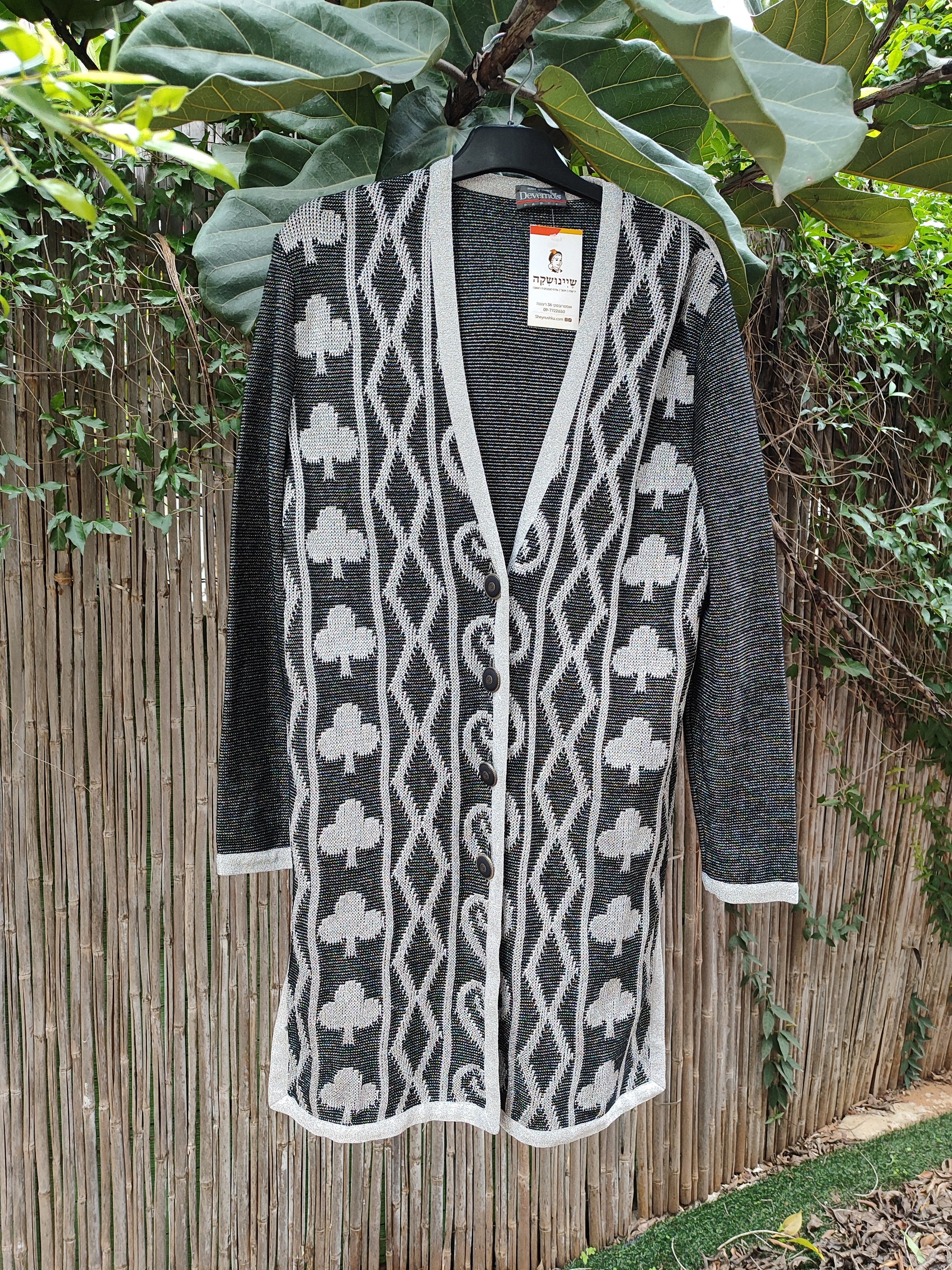 קרדיגן אפור וכסוף ארוך מנצנץ בשורות של צורות - Image 6 by Devernois