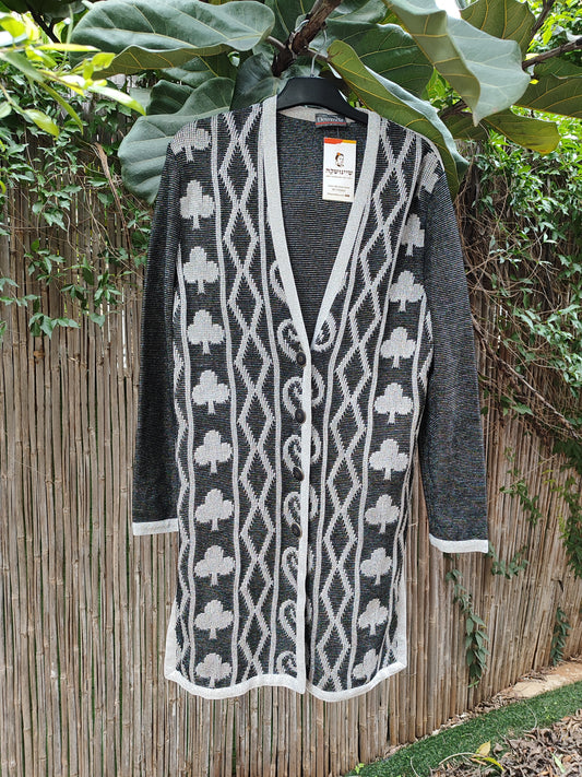 קרדיגן אפור וכסוף ארוך מנצנץ בשורות של צורות - Image 6 by Devernois