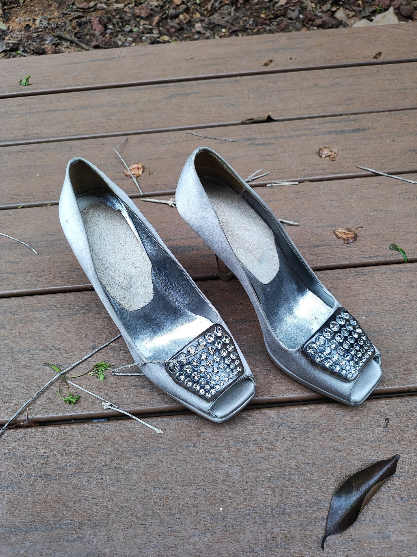 נעלי עקב אפורות גבוהות וזרקורים  - Image 4 by פראדה