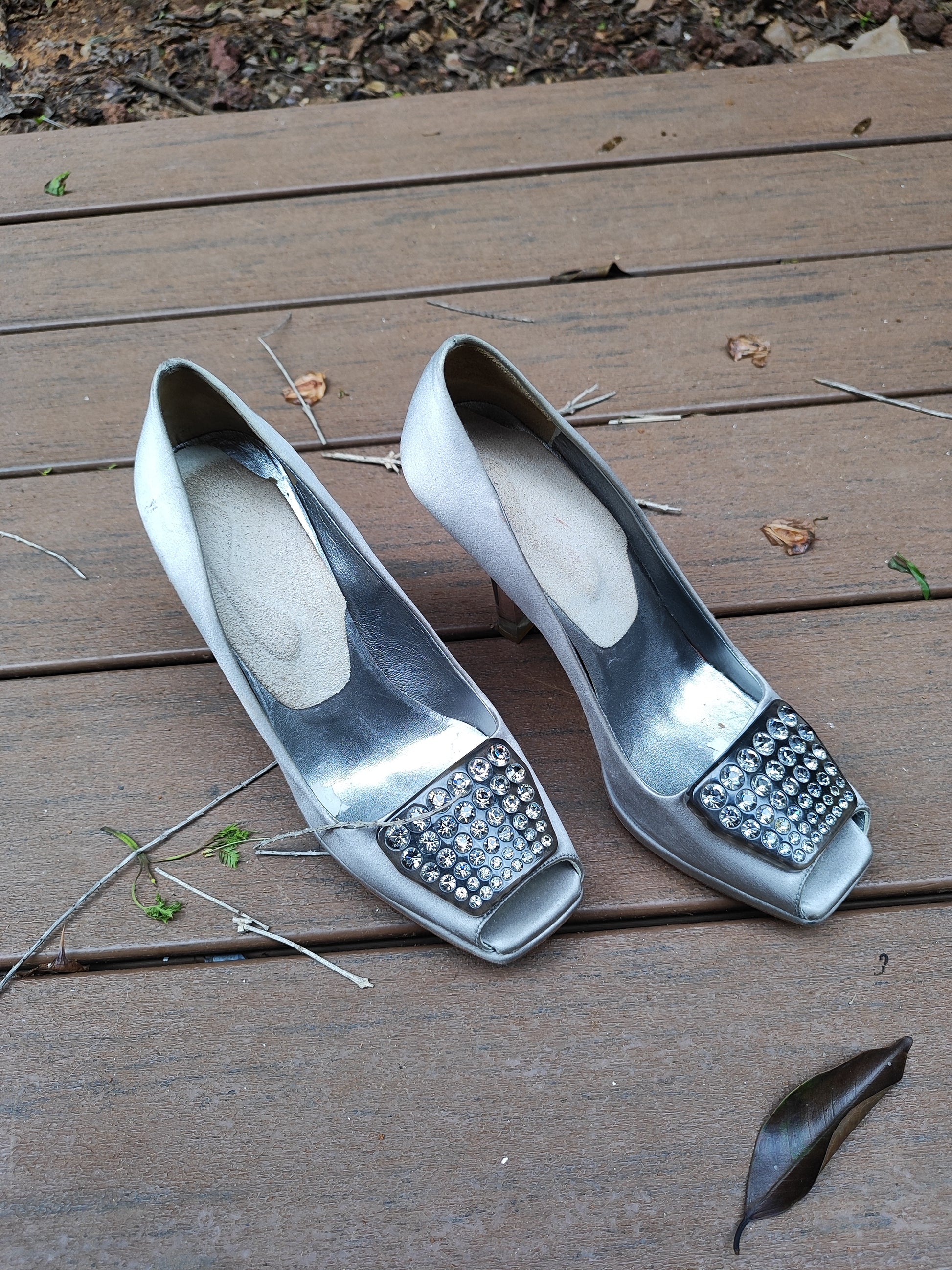 נעלי עקב אפורות גבוהות וזרקורים  - Image 4 by פראדה