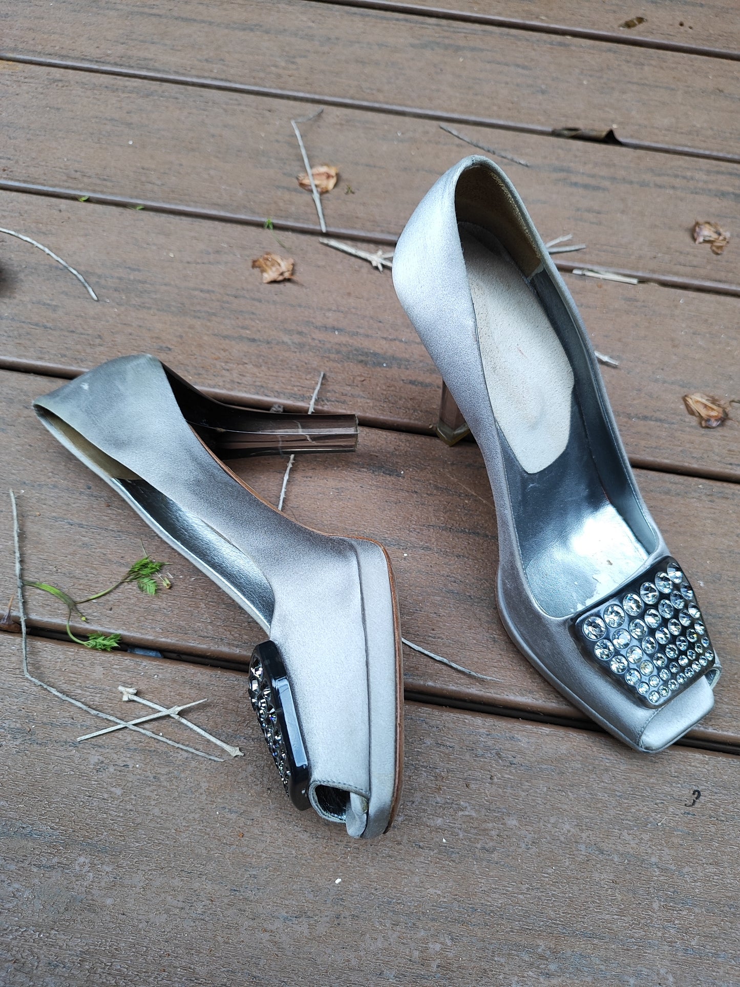 נעלי עקב אפורות גבוהות וזרקורים  - Image 5 by פראדה