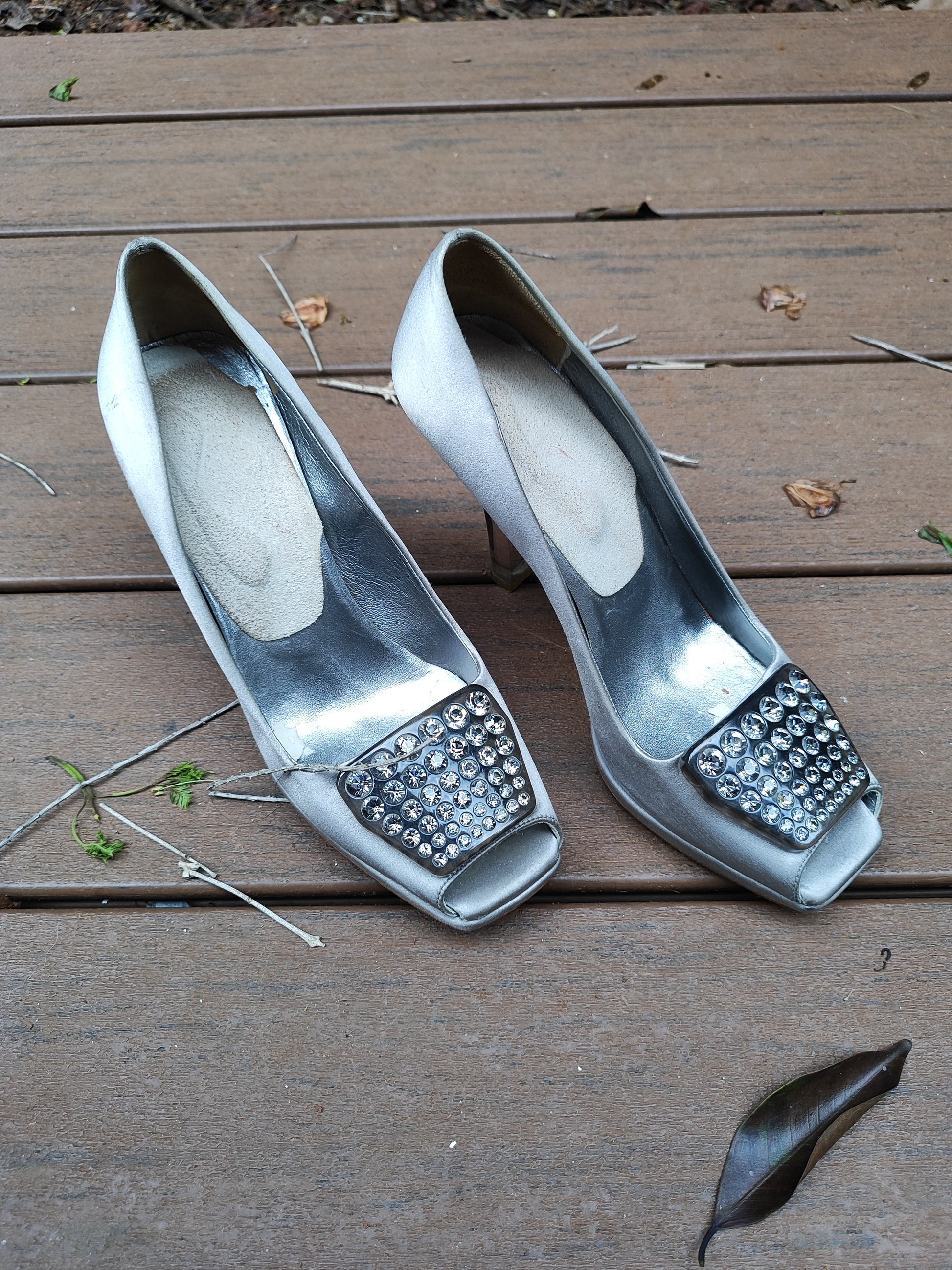 נעלי עקב אפורות גבוהות וזרקורים  - Image 6 by פראדה