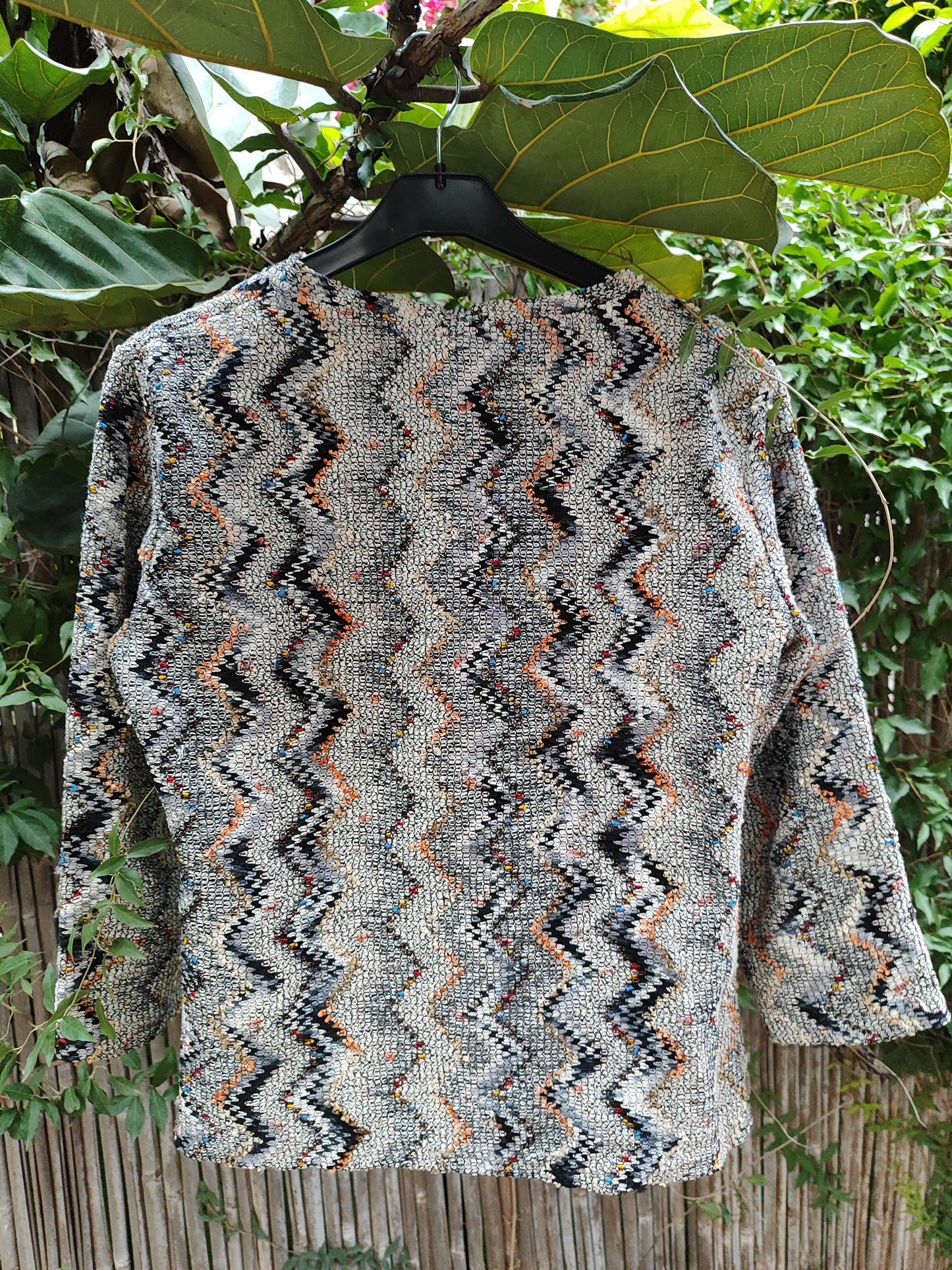 קרדיגן ברקע אפור זיגזגים בגוונים רכים מנצנצין - Image 6 by GD25