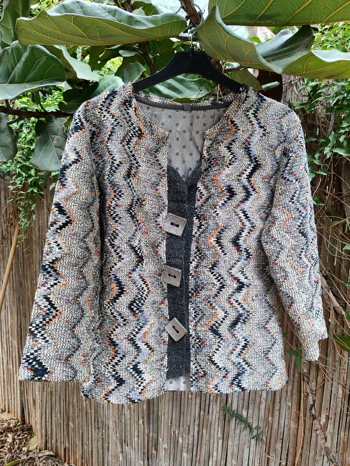 קרדיגן ברקע אפור זיגזגים בגוונים רכים מנצנצין - Image 7 by GD25