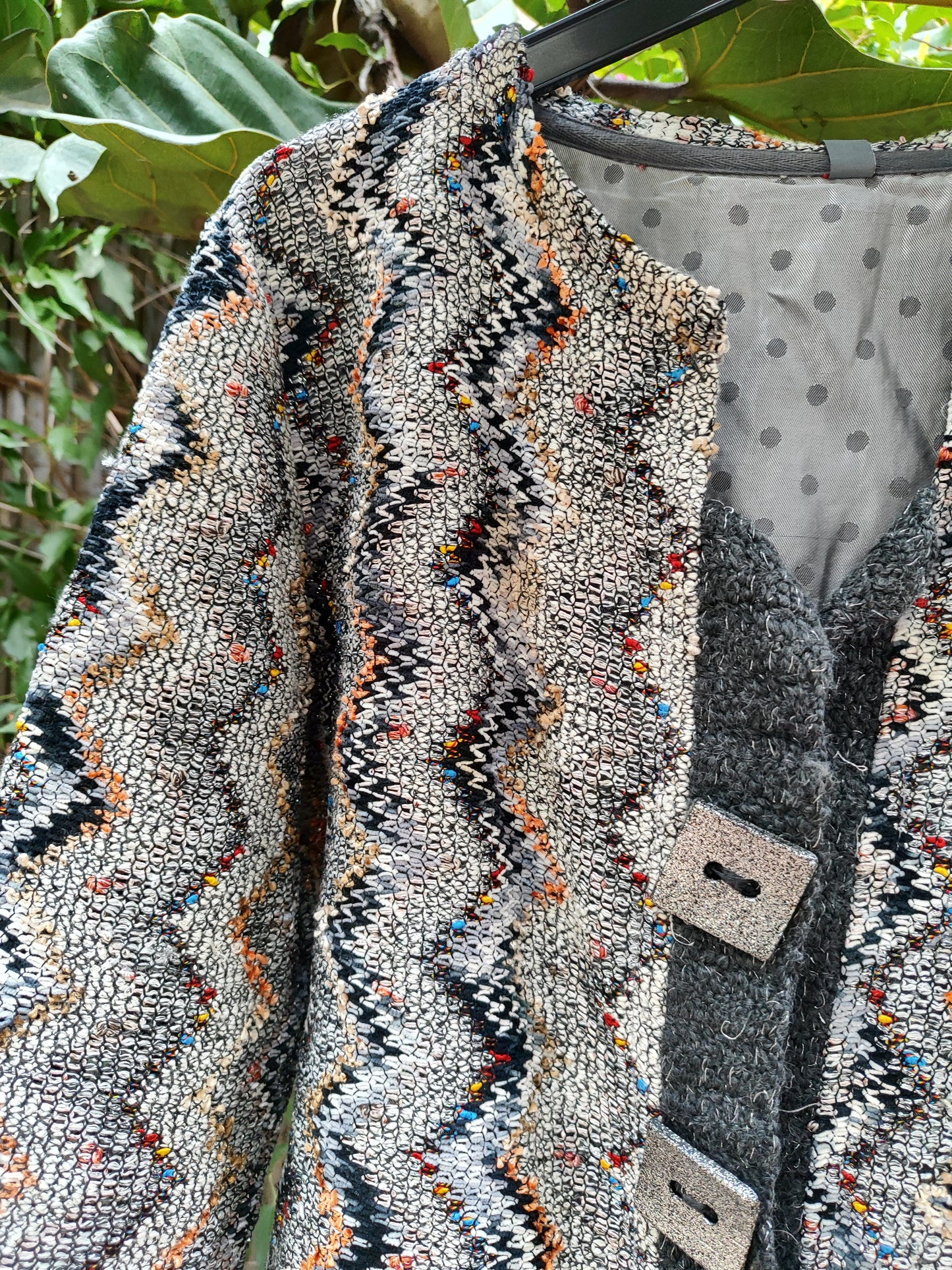 קרדיגן ברקע אפור זיגזגים בגוונים רכים מנצנצין - Image 8 by GD25